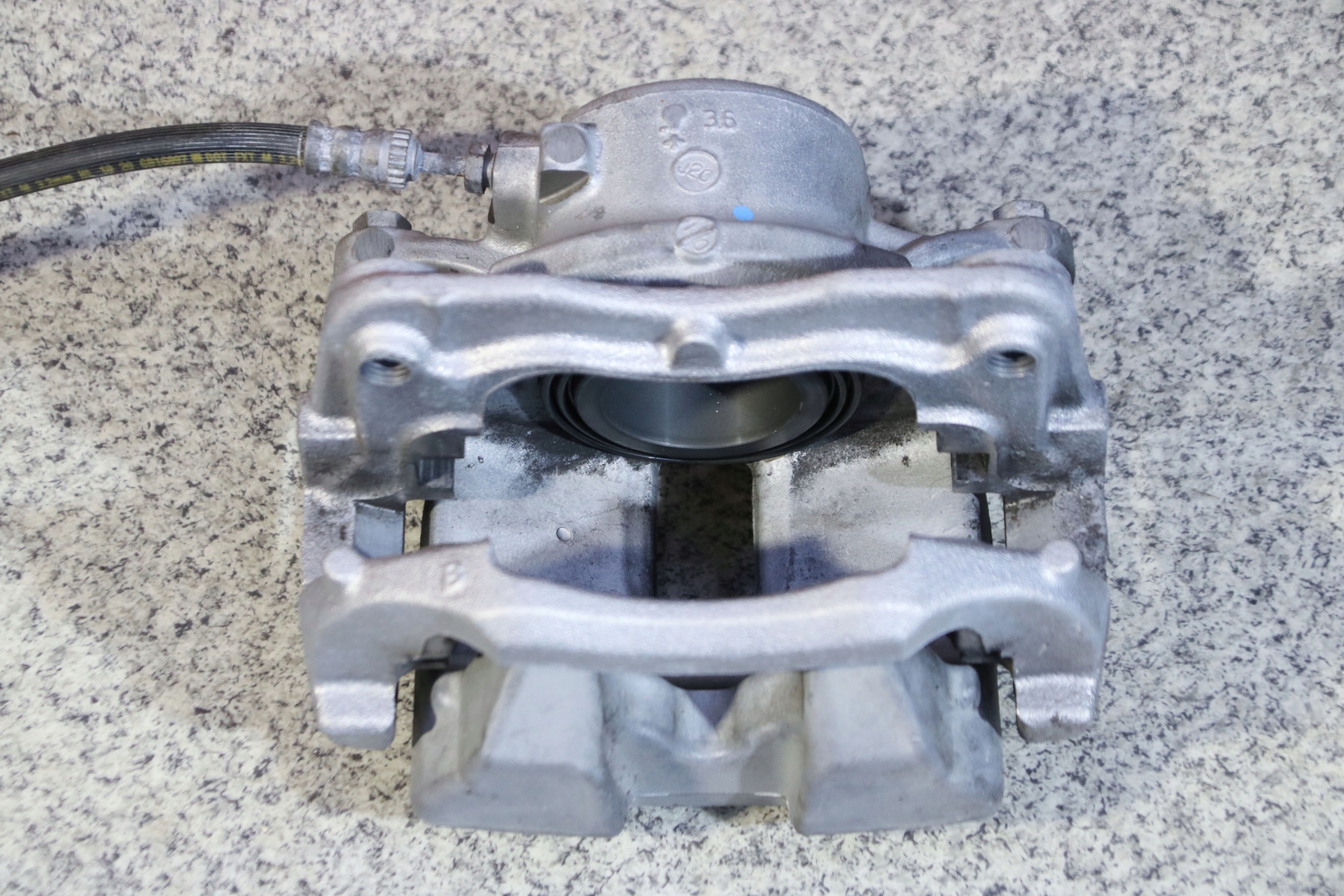 BMW G30 G31 caliper brake right front 60/24/330 5464 km !!!