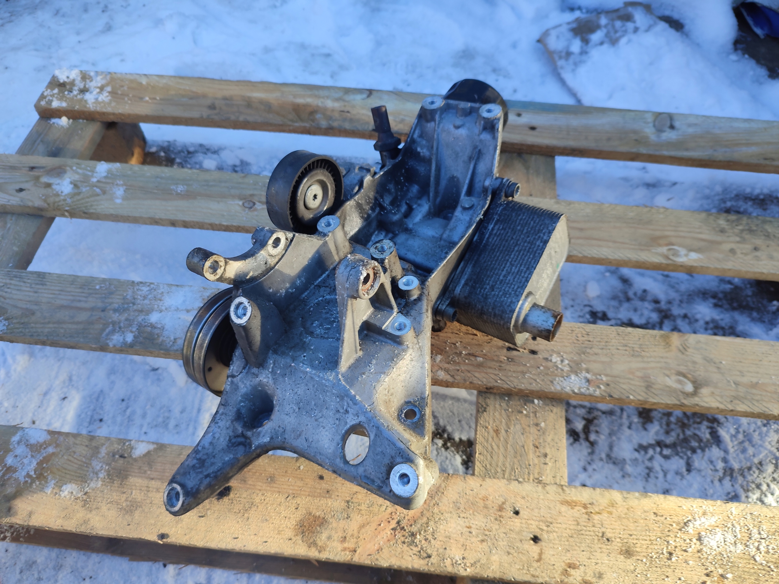 Stütze ALTERNATORA Ölfiltergehäuse AUDI A4 B8 1.8 TFSI 06H903143E