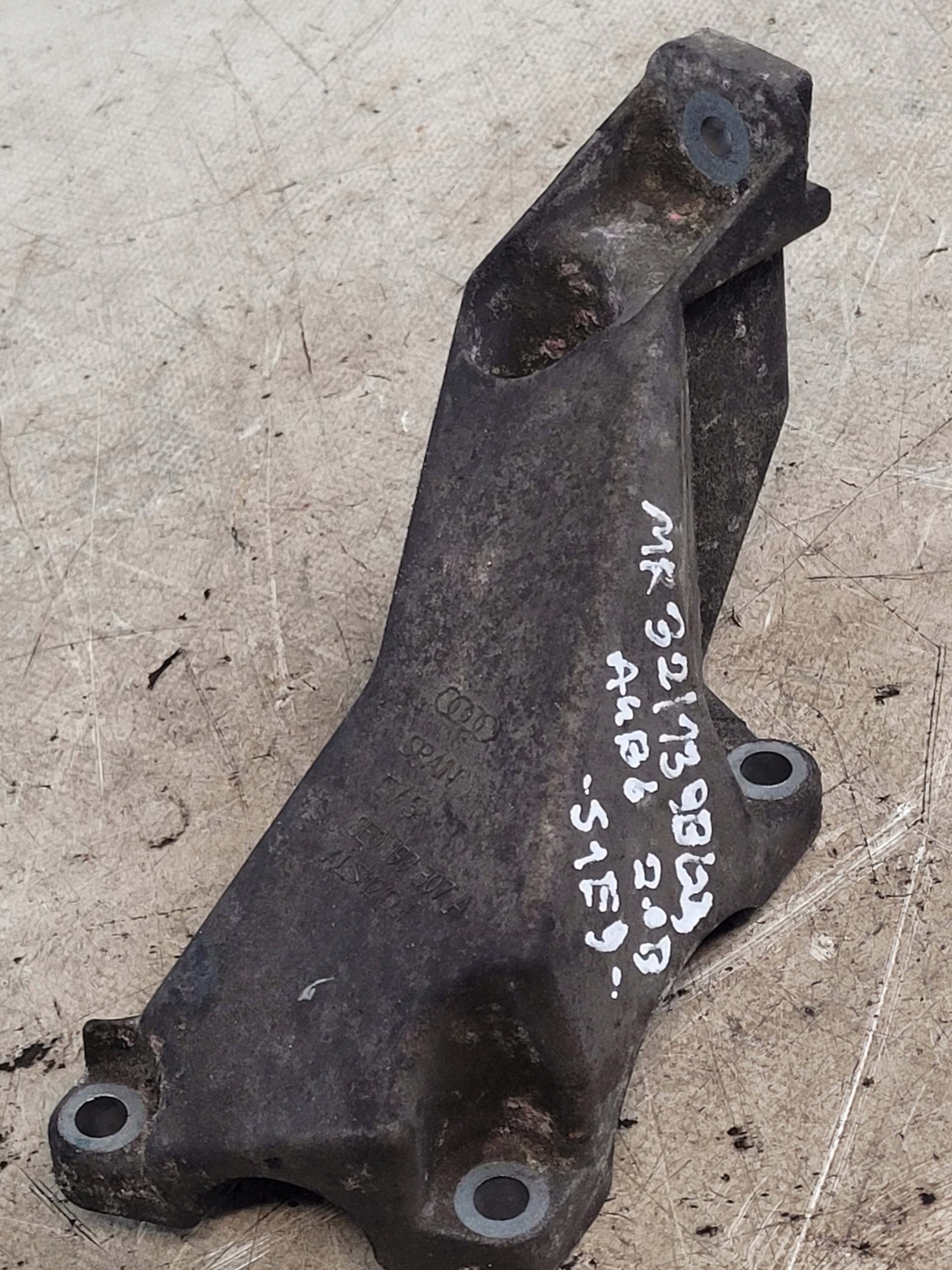 supporto staffa Motore OE 8E0199307A AUDI A4 B6 2.0B ALT 02r.