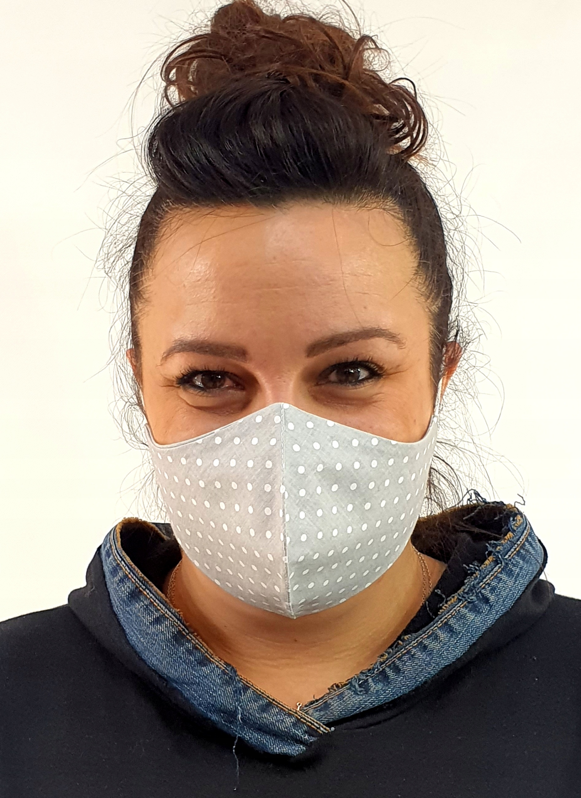 

Maseczka Profilowana Bawełniana .Szara w Kropki.