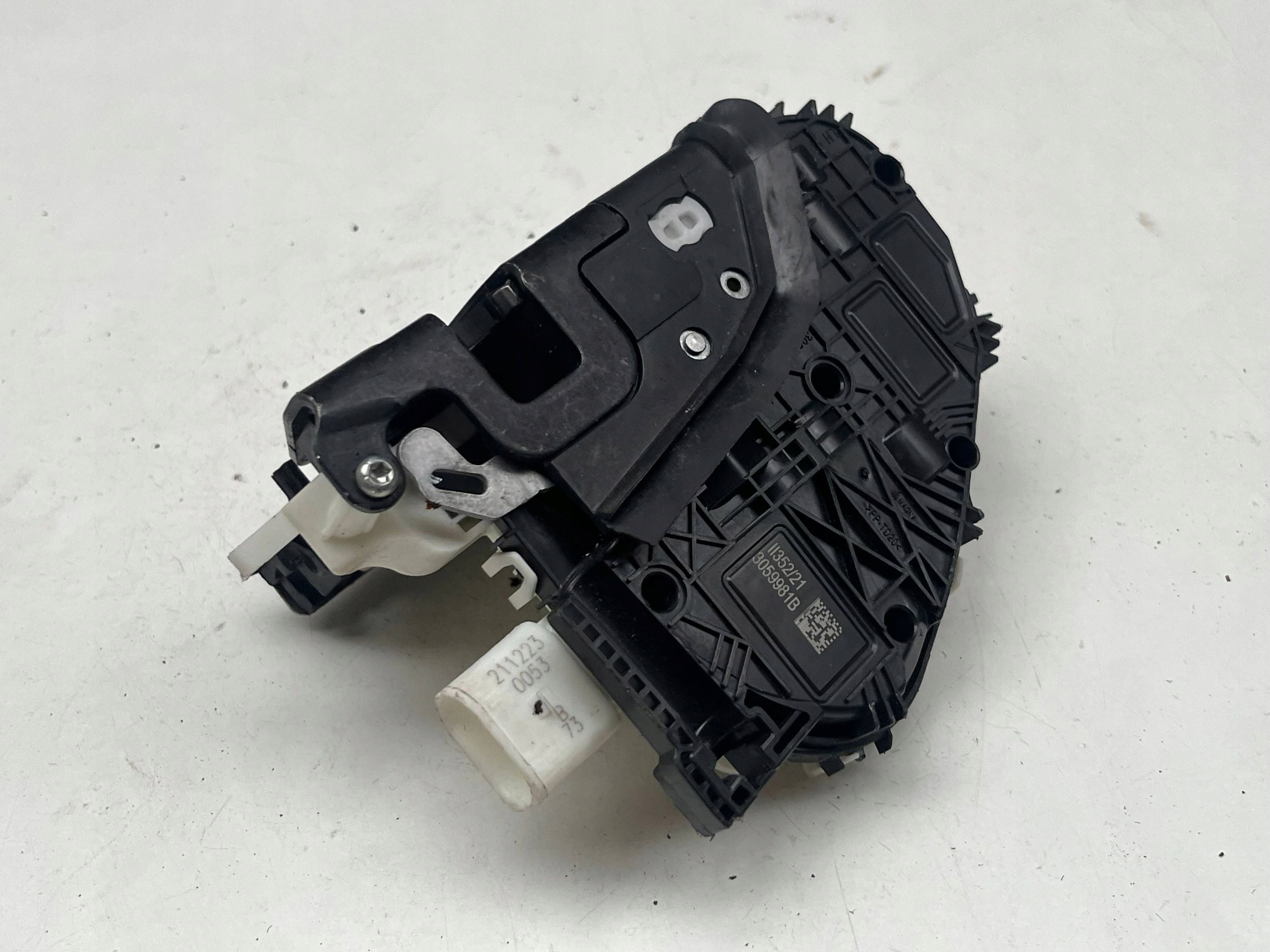 AUDI A6 C7 lock door left rear part 4G0839015M @M