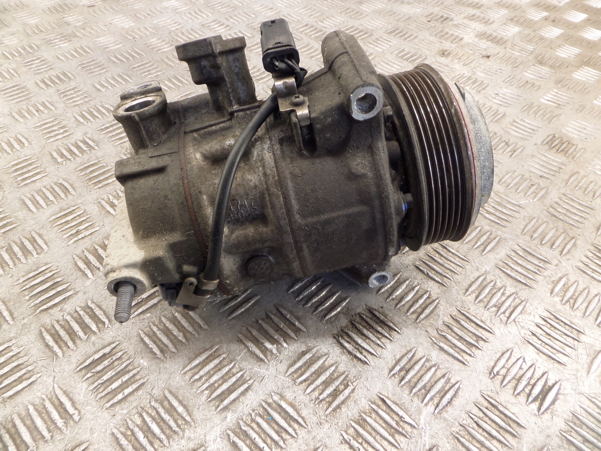 MERCEDES W205 kompresor klimatizaci A0008303902