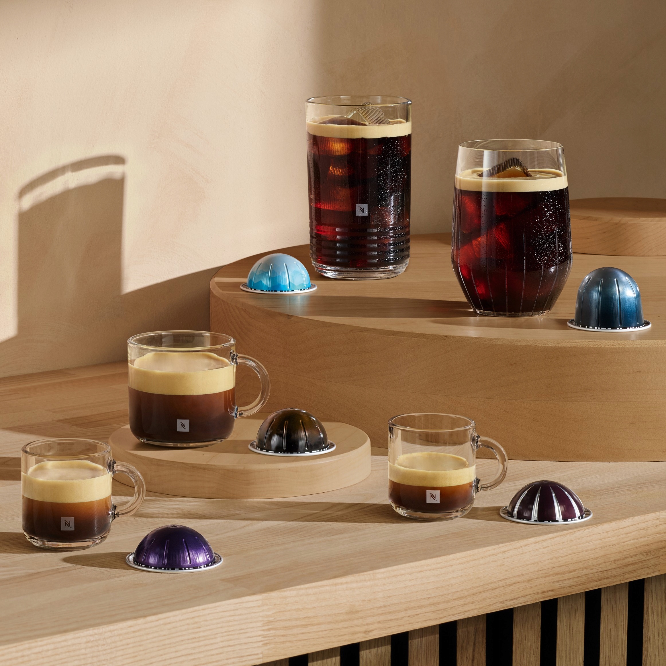 NESPRESSO EKSPRES DO KAWY NA KAPSUŁKI VERTUO POP KAPSUŁKOWY + 42 KAWY Kolor dominujący czarny