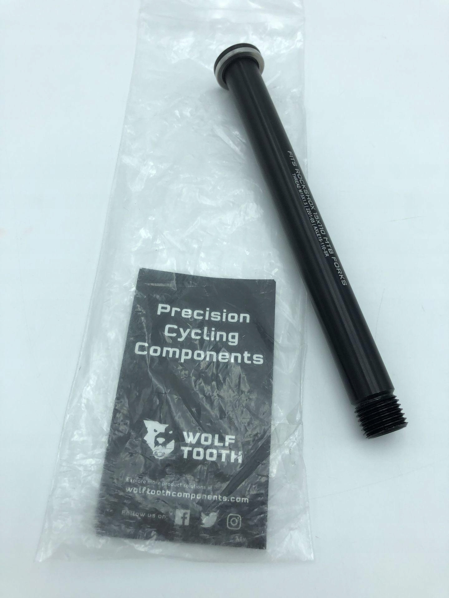 Przednia oś widelca amortyzowanego RockShox Kod producenta AXLE12159100X12