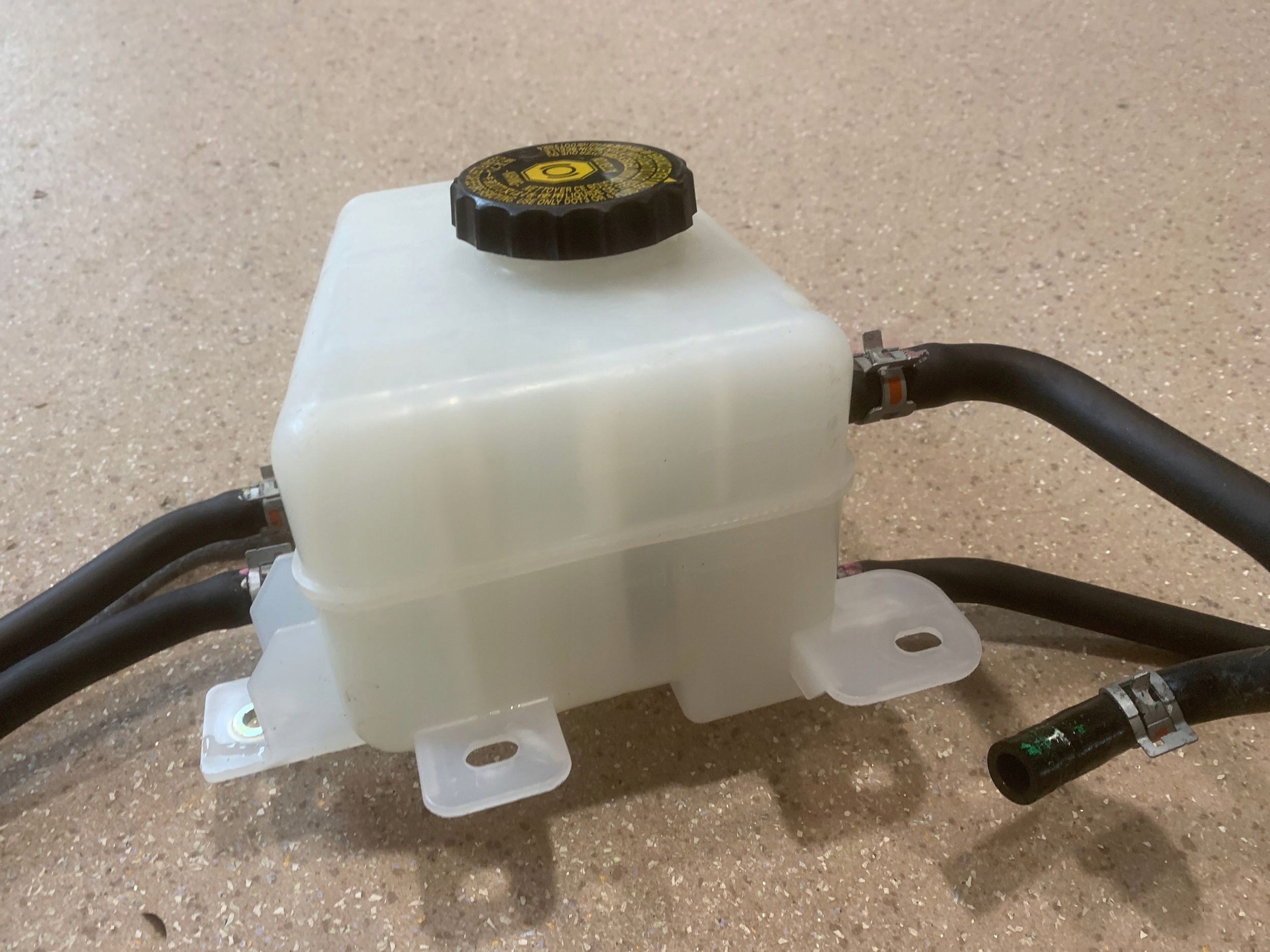 бачок тормозной жидкости lexus RX 450H