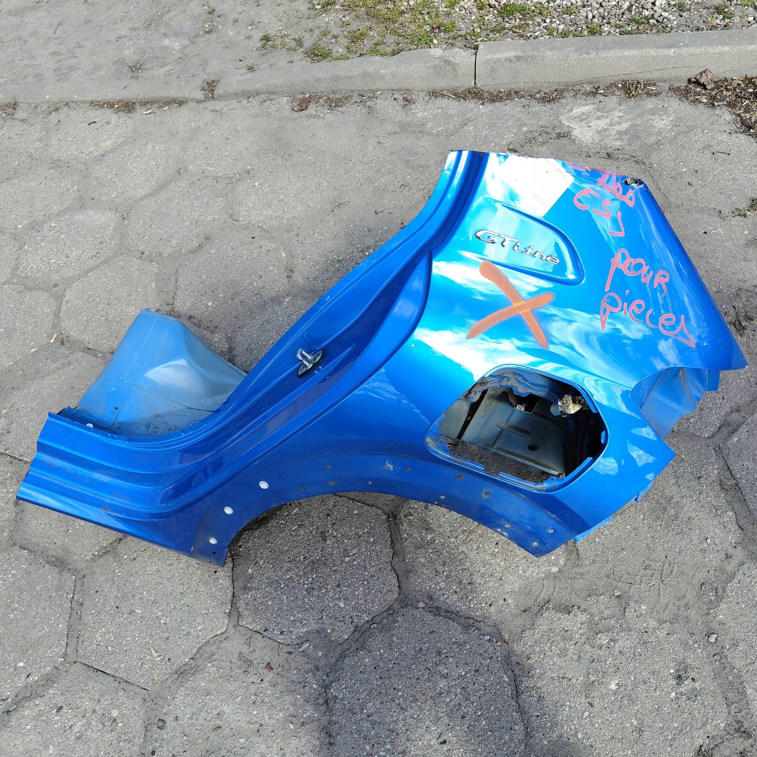 quarter rear left side Peugeot 208 II