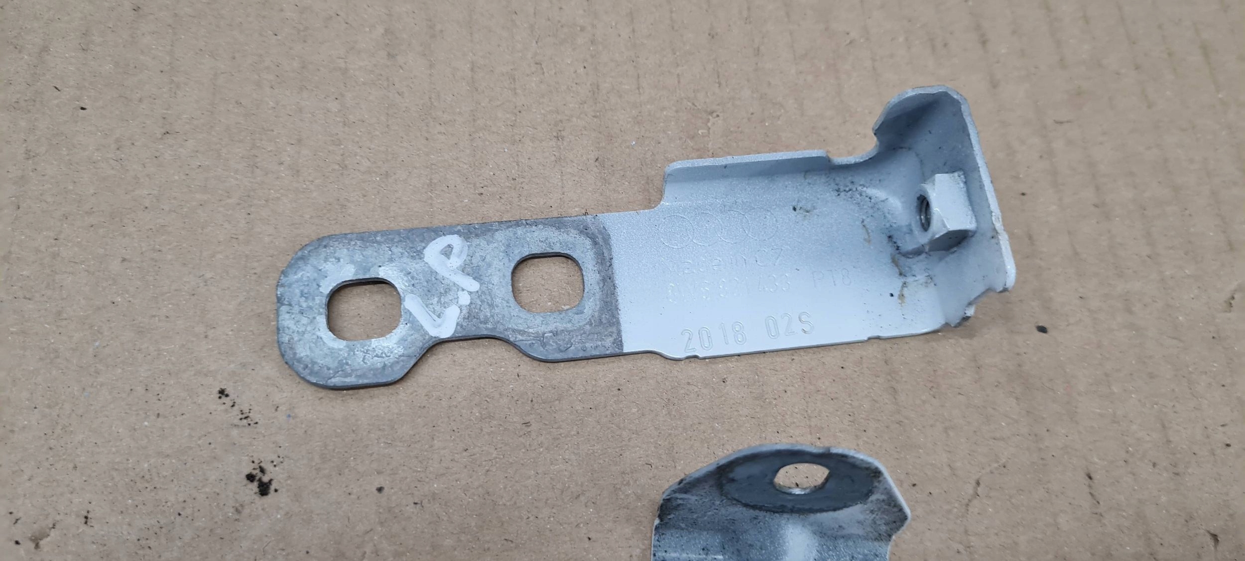 S5 8W A5 bracket holder of a fender left left front LY9C 8W6821433
