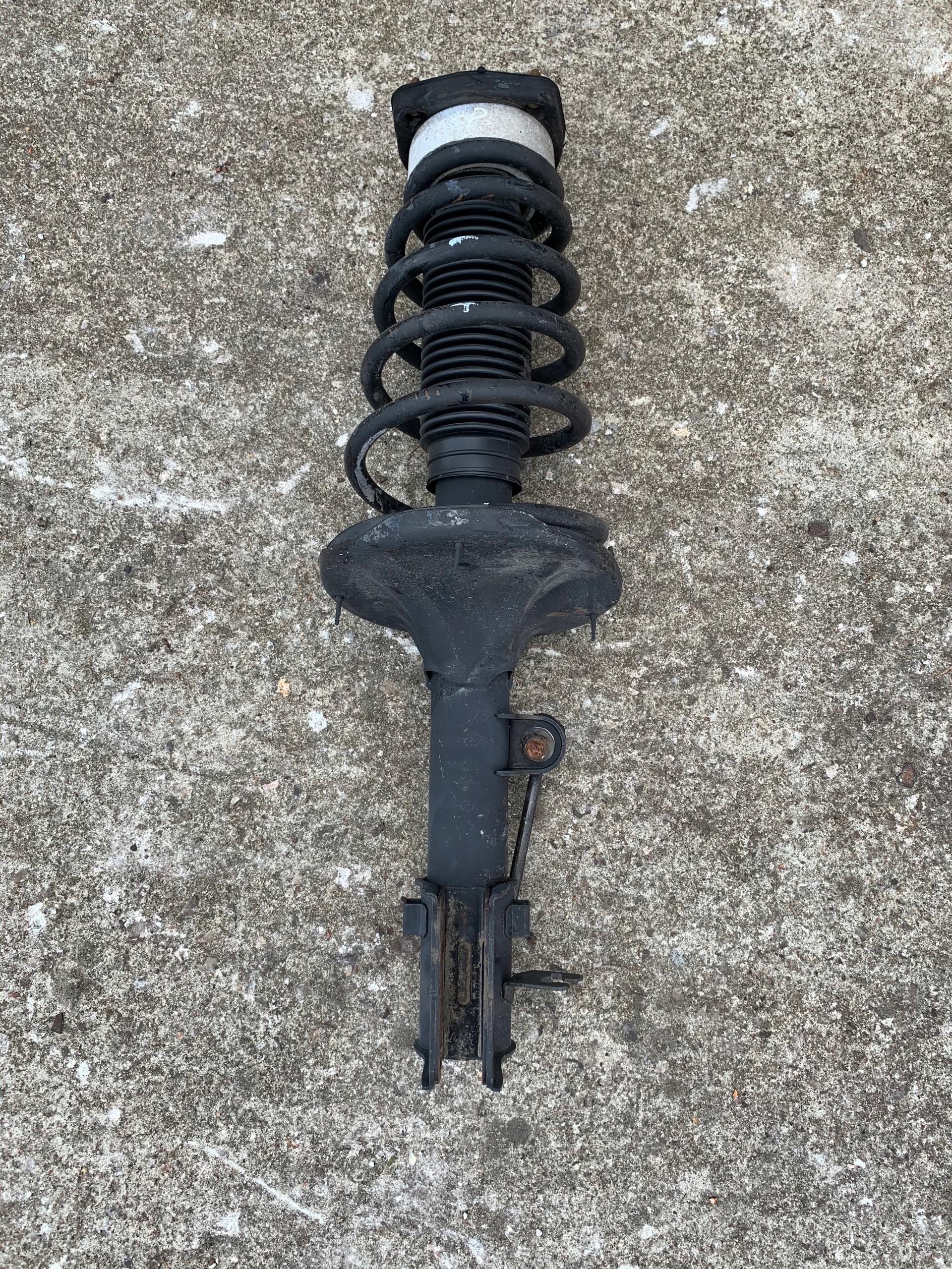 Оригинальный амортизатор туксон jm. В. Задние амортизаторы туксон. Стойки амортизатора задние туксон 2008. Задние стойки hyundai tucson.