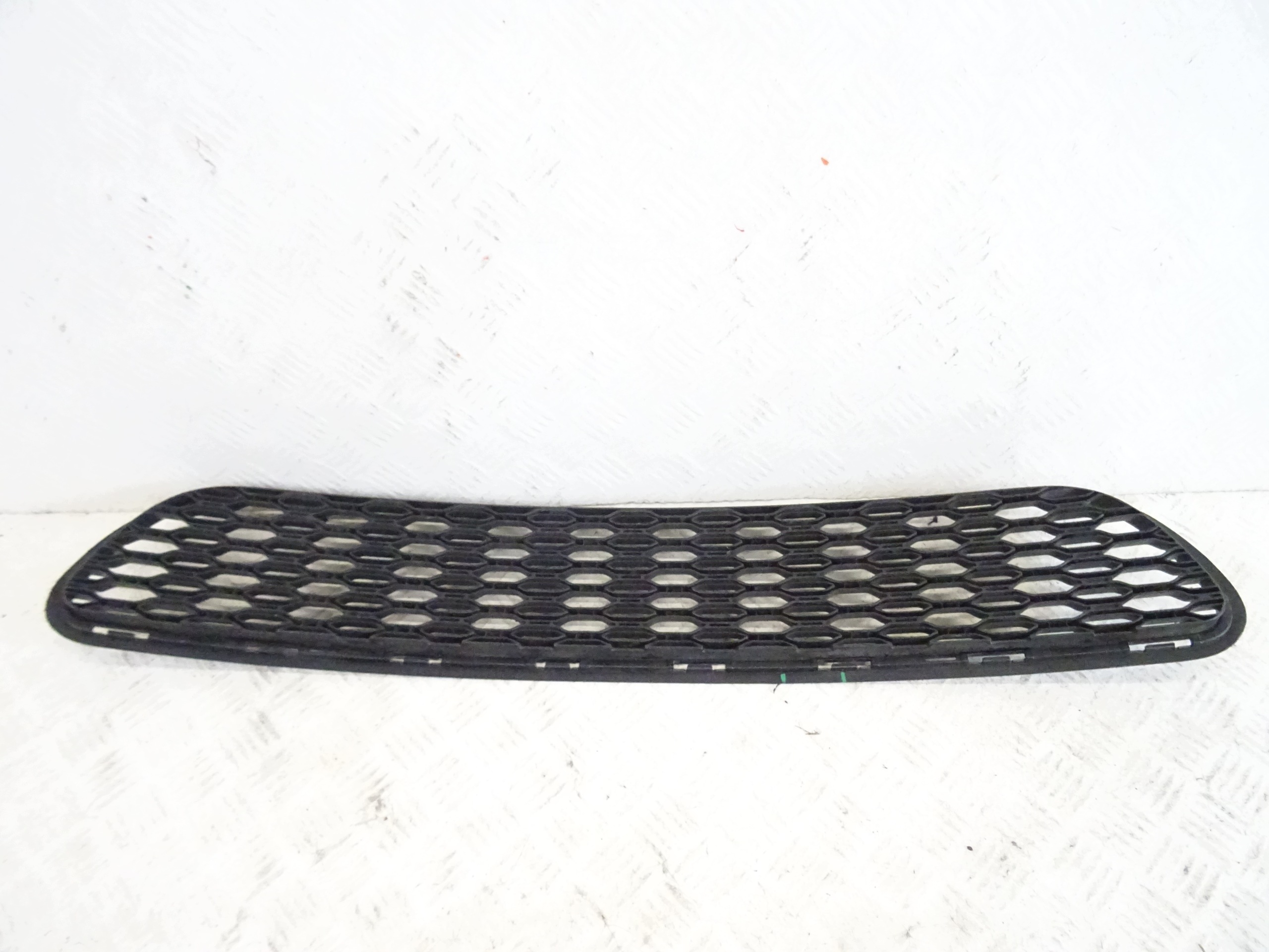 grid of a bumper front central KIA CEED II GT 86560-A2900