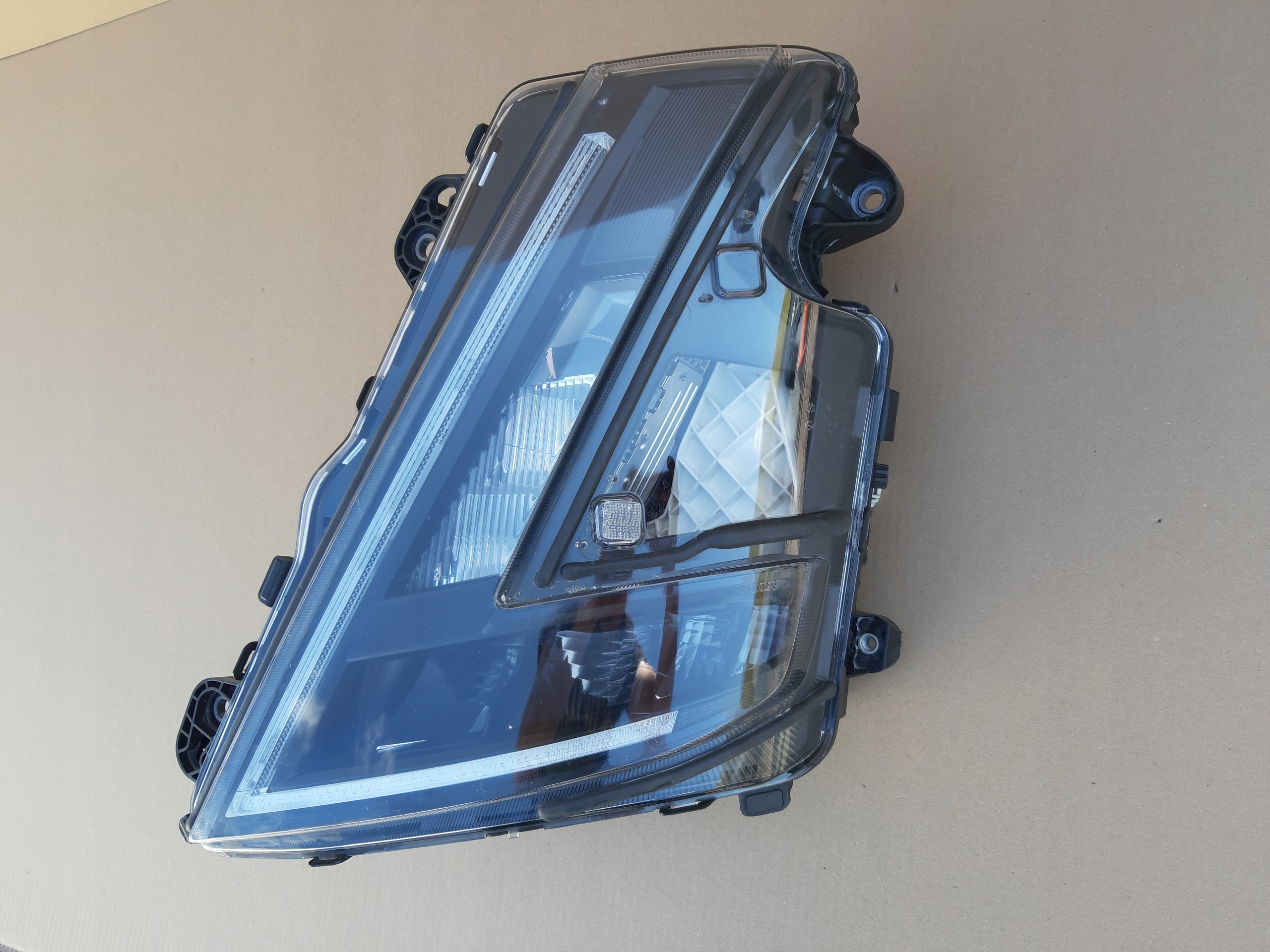 VOLVO FH5 REFLEKTOR LEWY LAMPA LEWA FULL LED Producent części Volvo OE