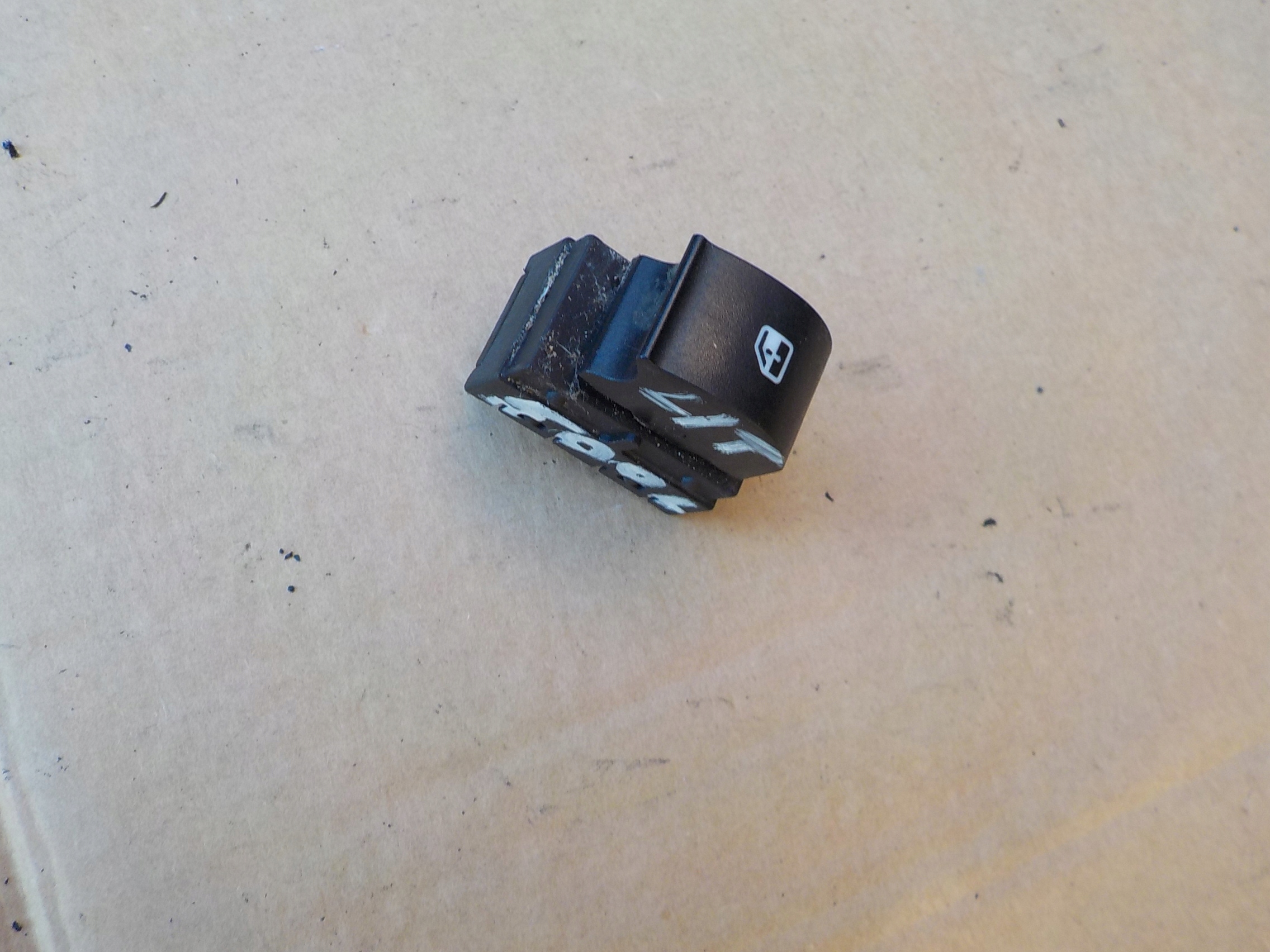 switch windows left rear part fiat 500L 2013r