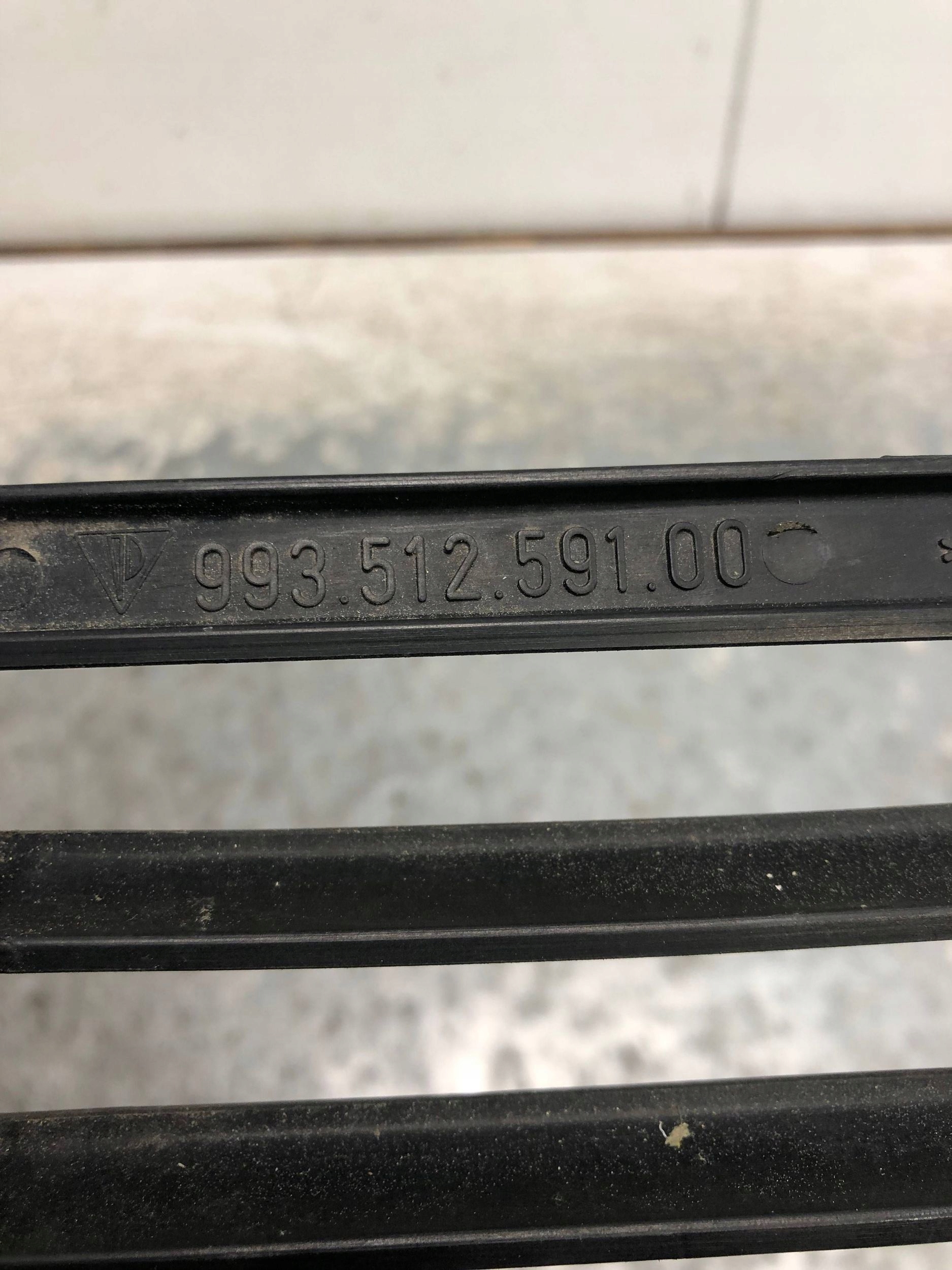 grid grille SPOJLERA left rear part PORSCHE 993 99351259100