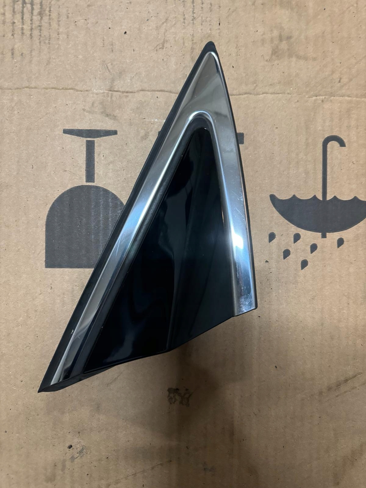 ZAŚLEPKA TRÓJKĄT PRAWY PRZÓD CHROM HYUNDAI I40 2010-2015