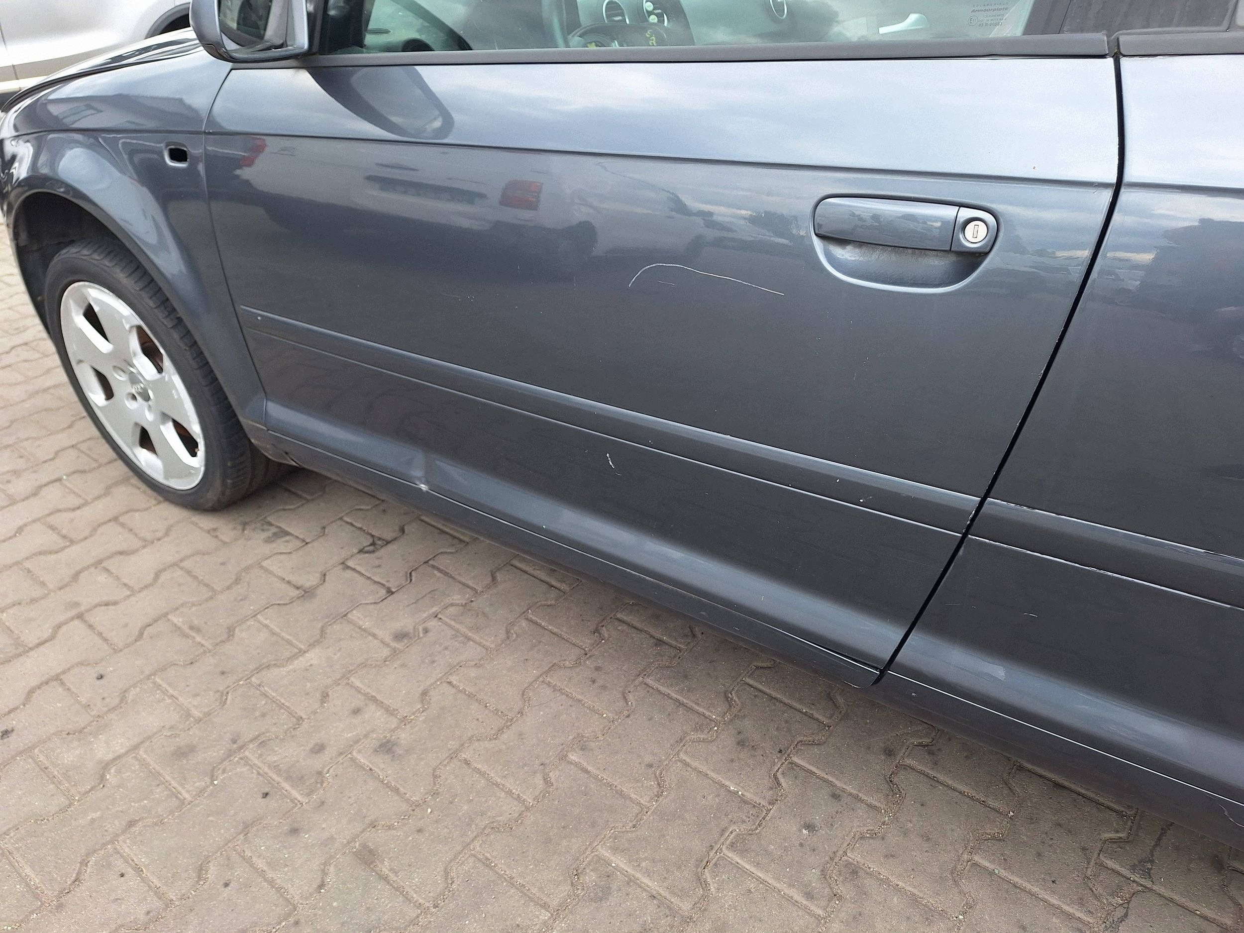 AUDI A3 8P 8P1 03- Tür links 3D LX7Z 3-Tür