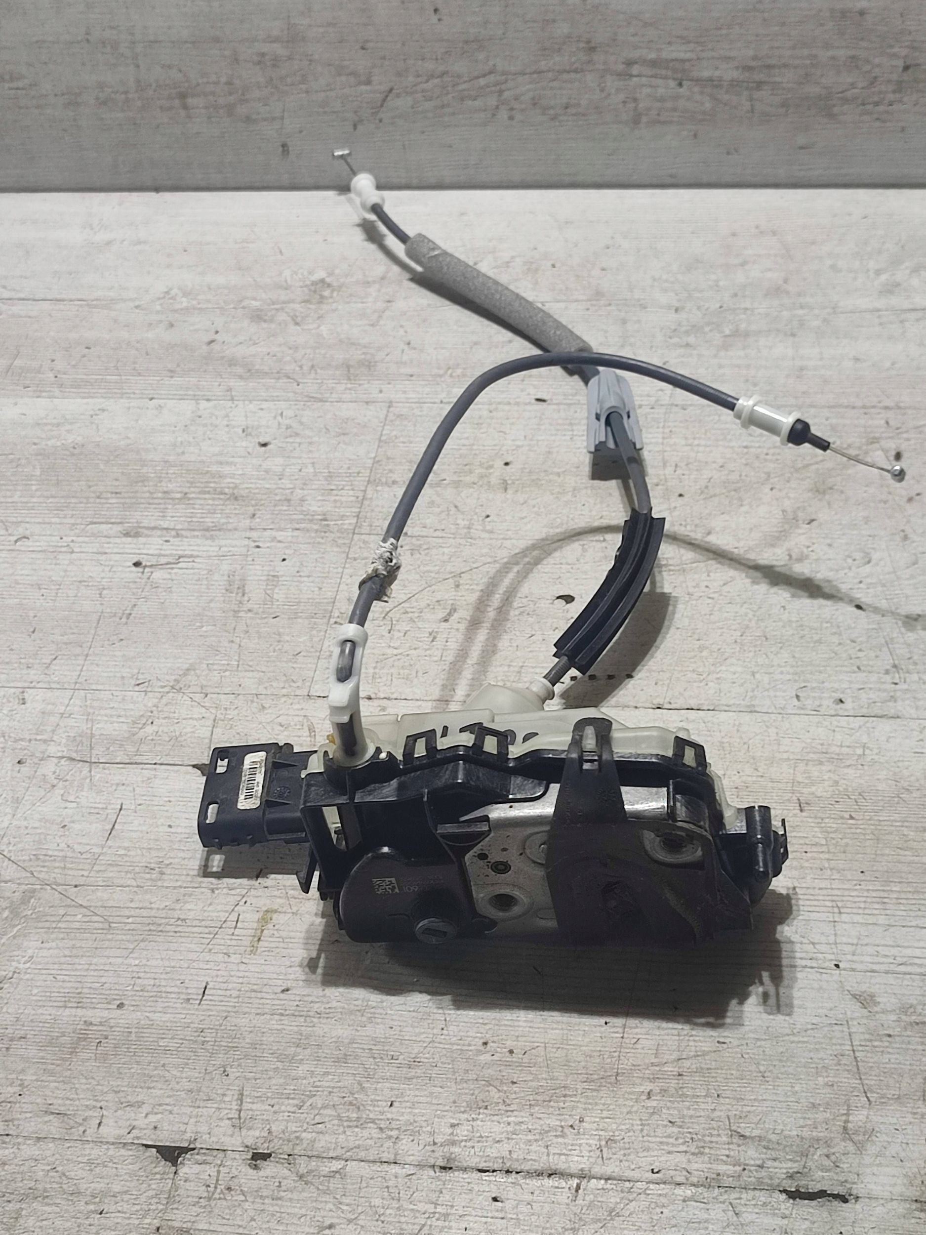 Peugeot 2008 II 2020 rear part side left lock door tylnych