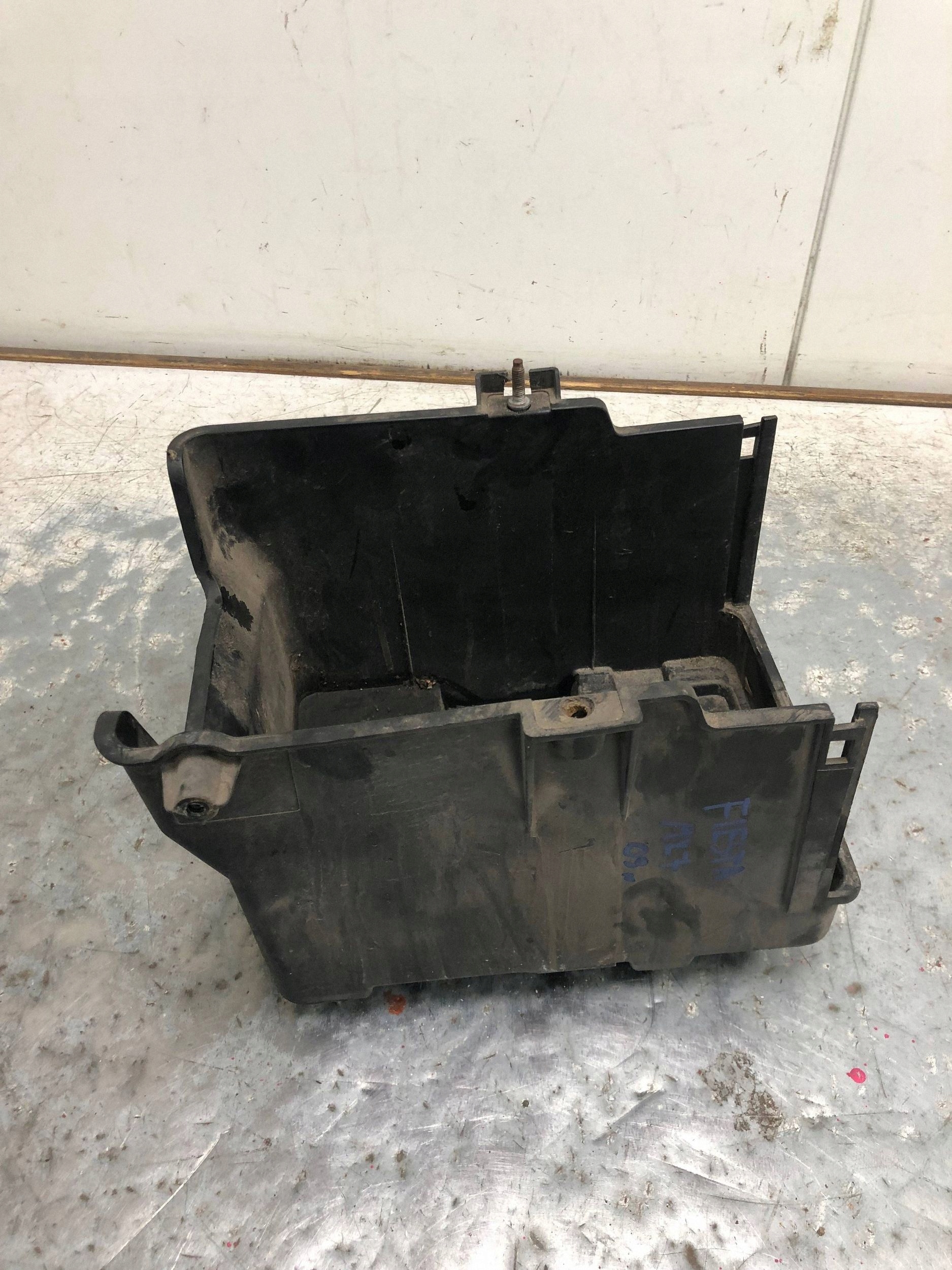 držiak Obal akumulátora FORD FIESTA MK7 8V21-10723-AC