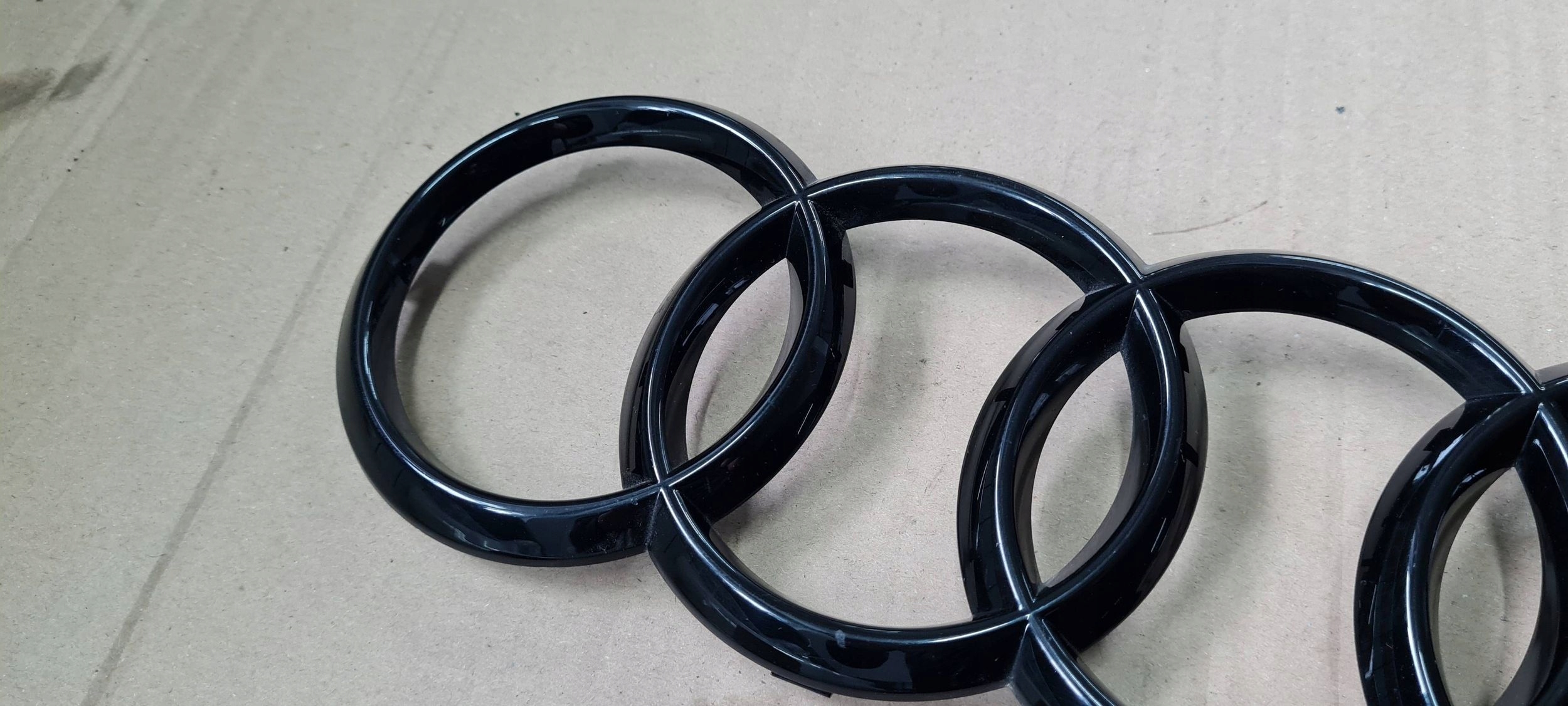Q3 83A EMBLEMAT Logo CHROM GRILLA EMBLEMAT nero 4KE853605 A4 A5 A6