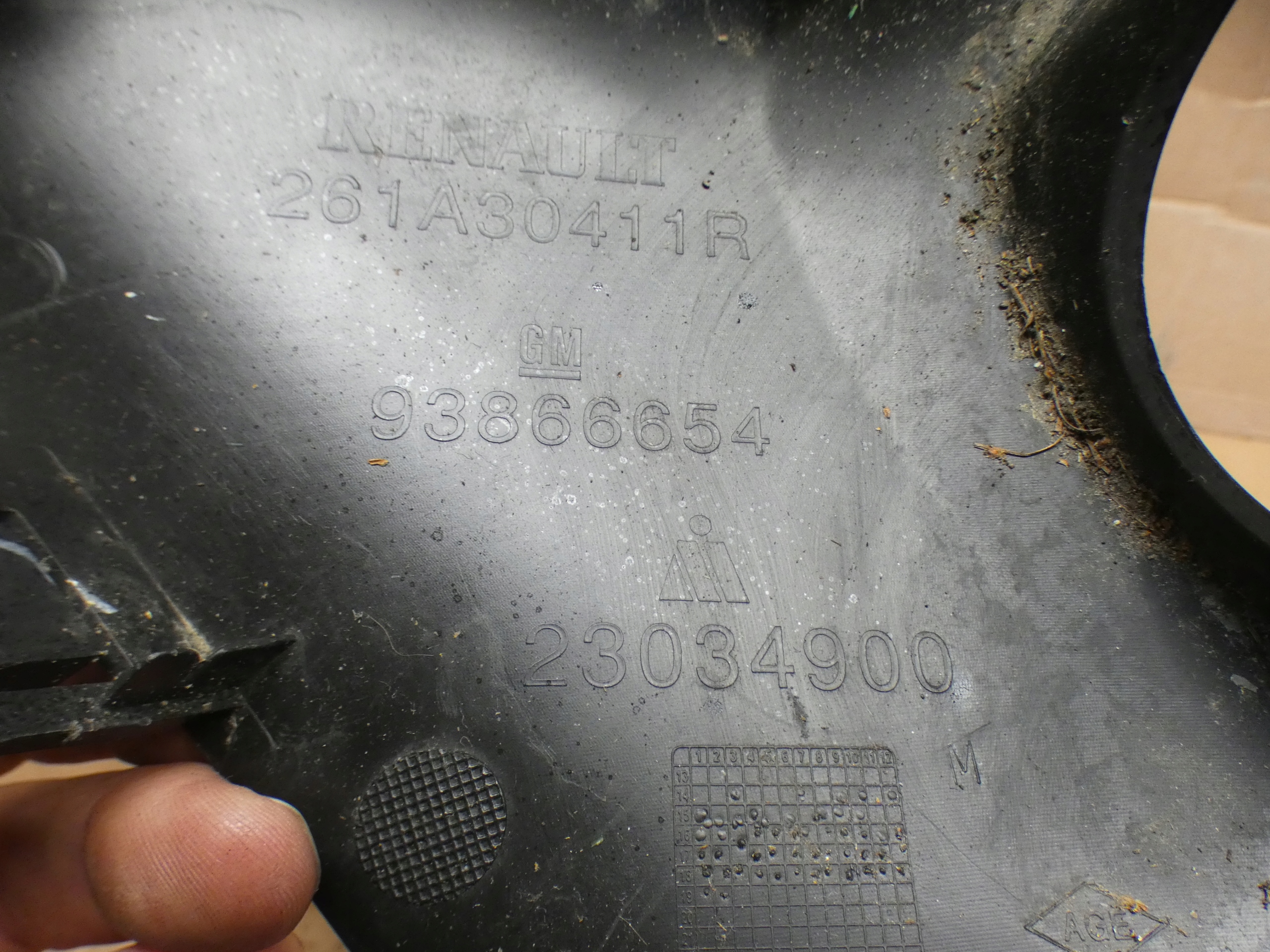 grid of a bumper Opel Vivaro B Trafic III left front 261A30411R