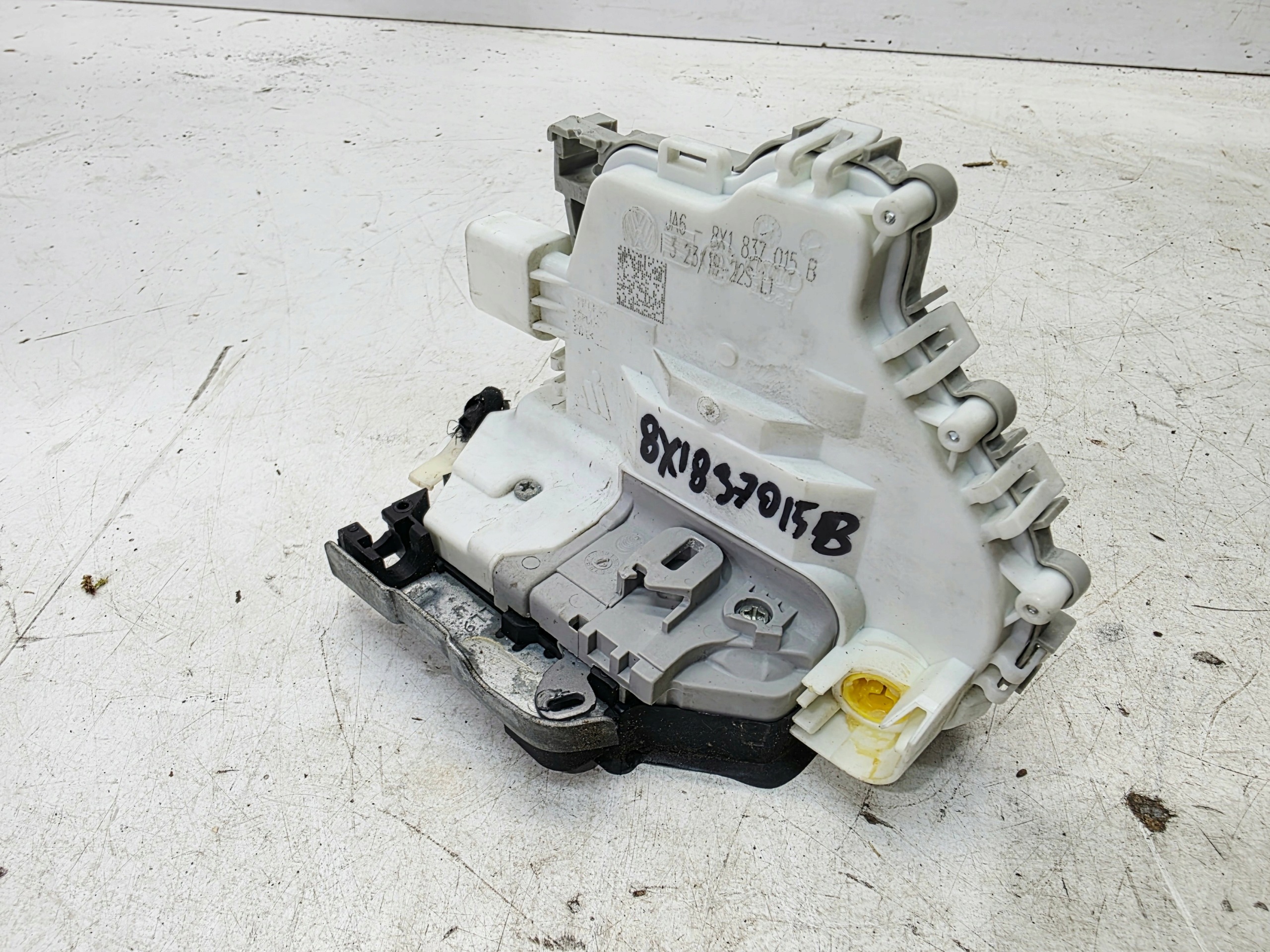 lock door left front AUDI A1 8X A3 8V A4 B9 A5 8W 8X1837015B 7 PIN