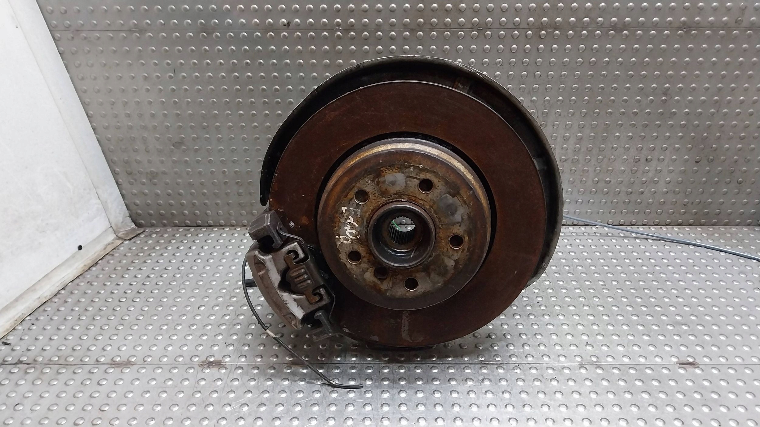 otoč čepu pravý záď 6770924 BMW E61