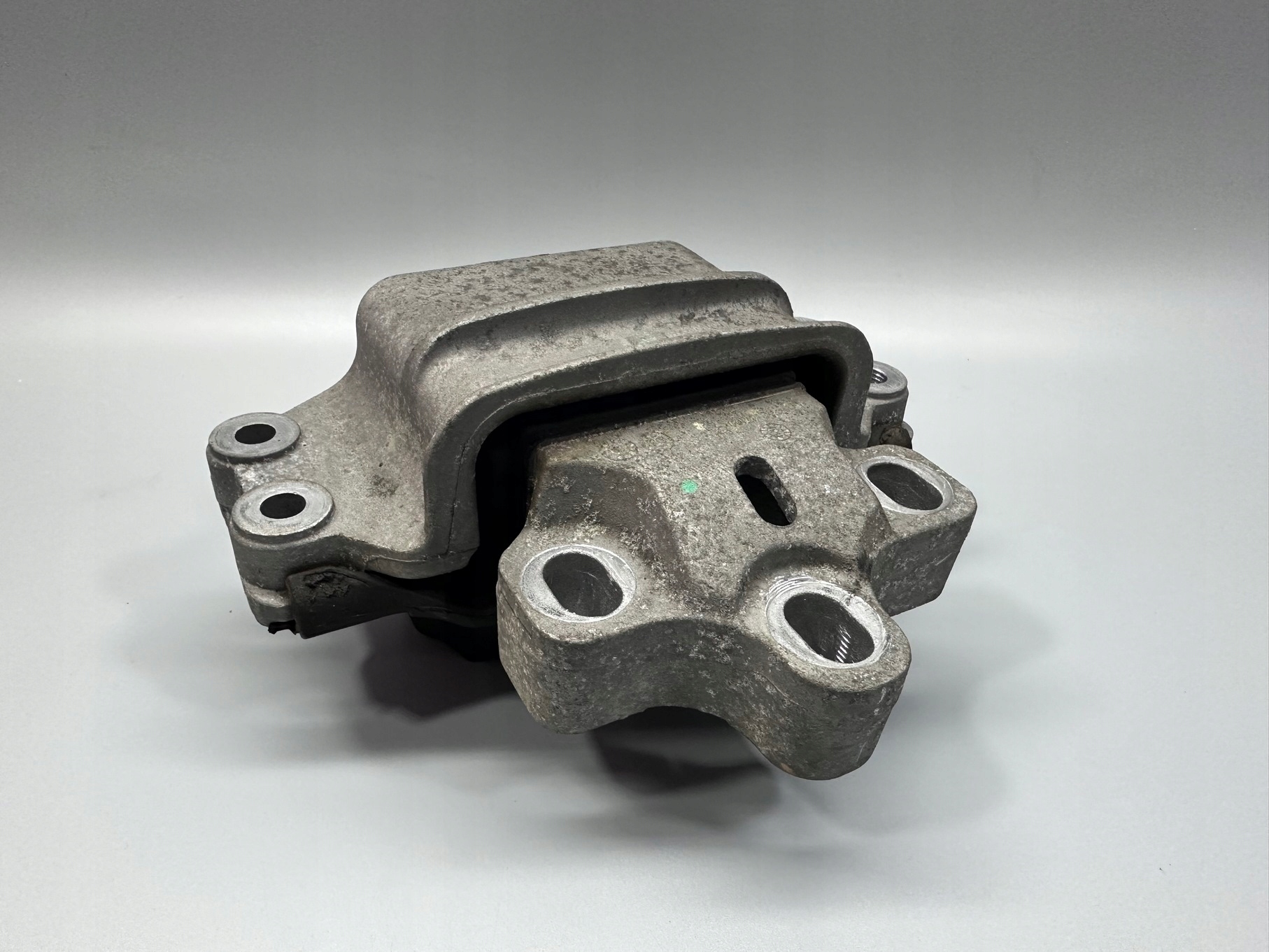 8U0199555K - AUDI Q3 8U лапа подушка кронштейн коробки DSG
