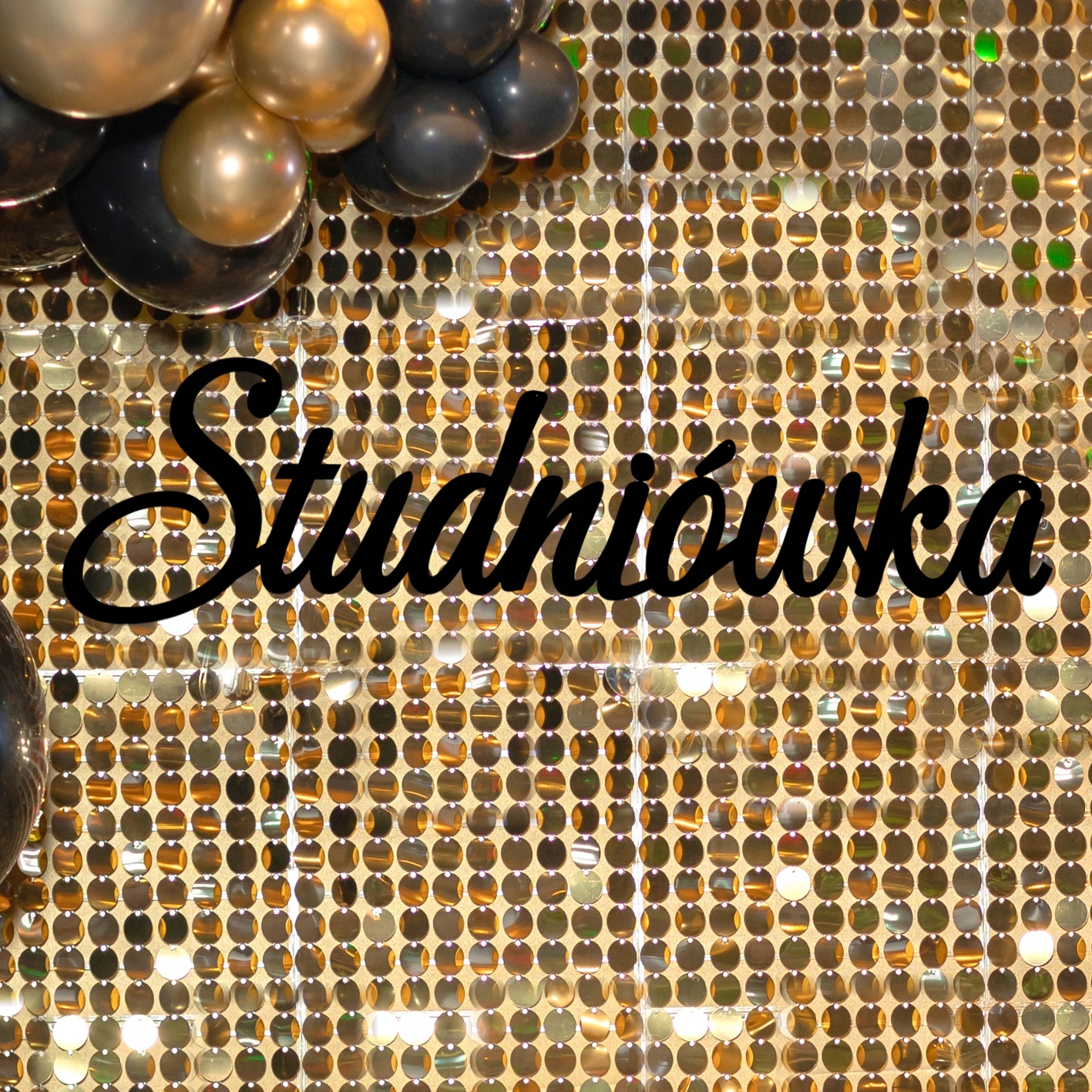 Černý nápis z plexiskla Studniówka, dekorace na ples 80 cm