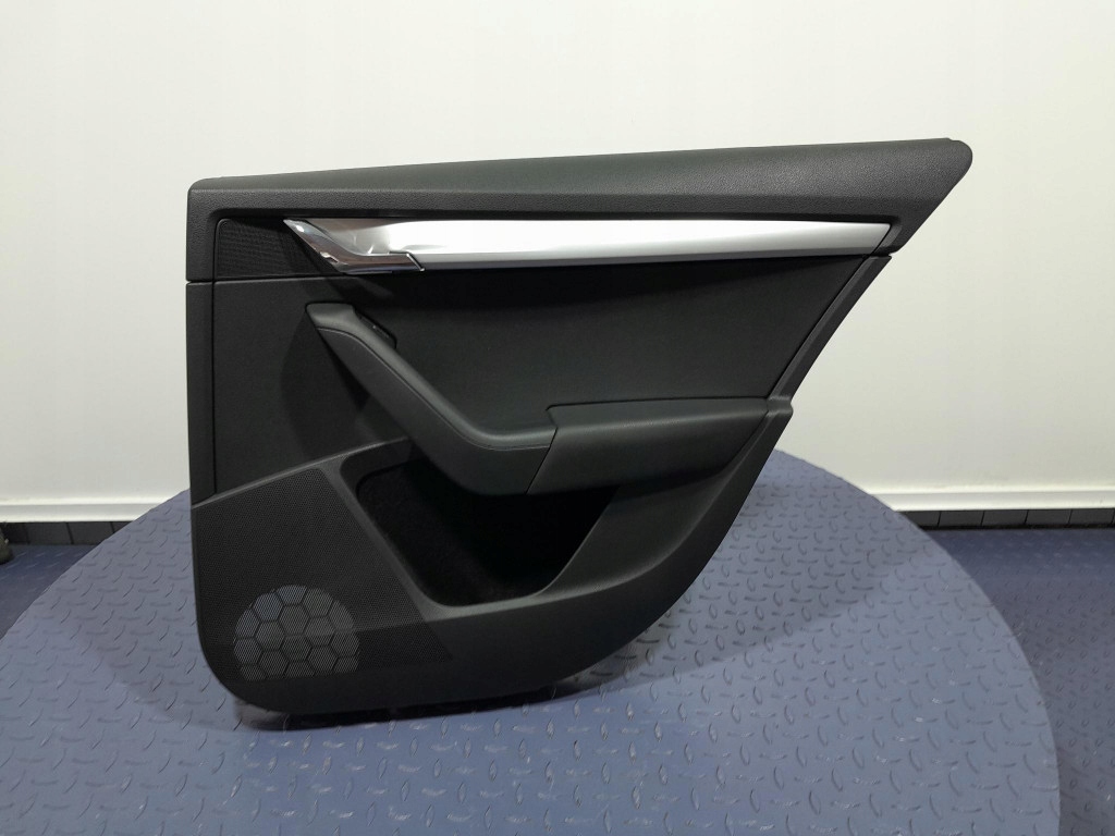 SKODA OCTAVIA III LIFT HB BOCZEK TAPICERKA DRZWI TYŁ PRAWA 5E5867024BG