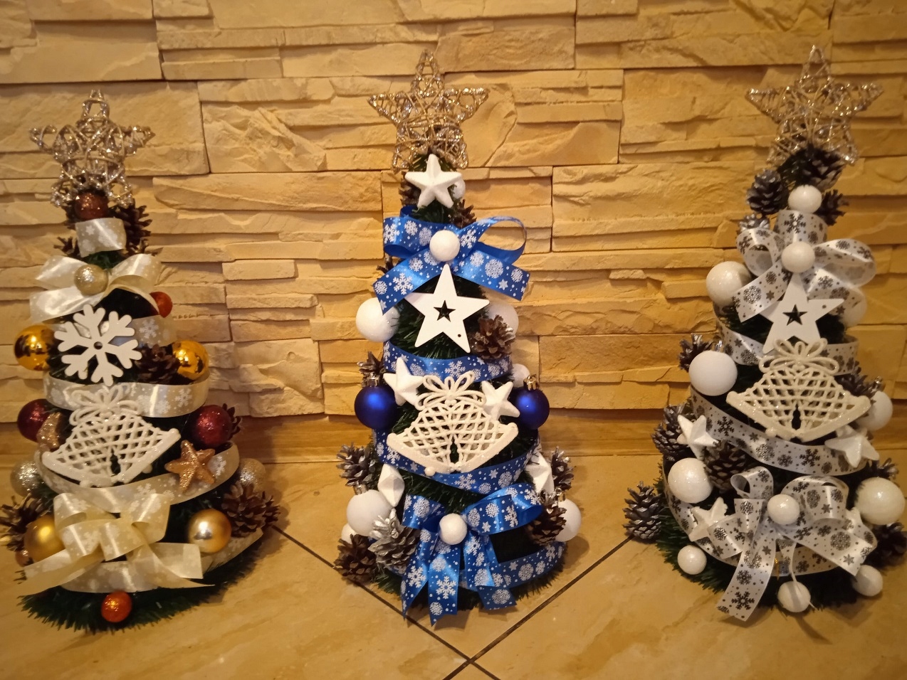 

Mała choinka Ubrana z dekoracjami Led Stożek 45CM
