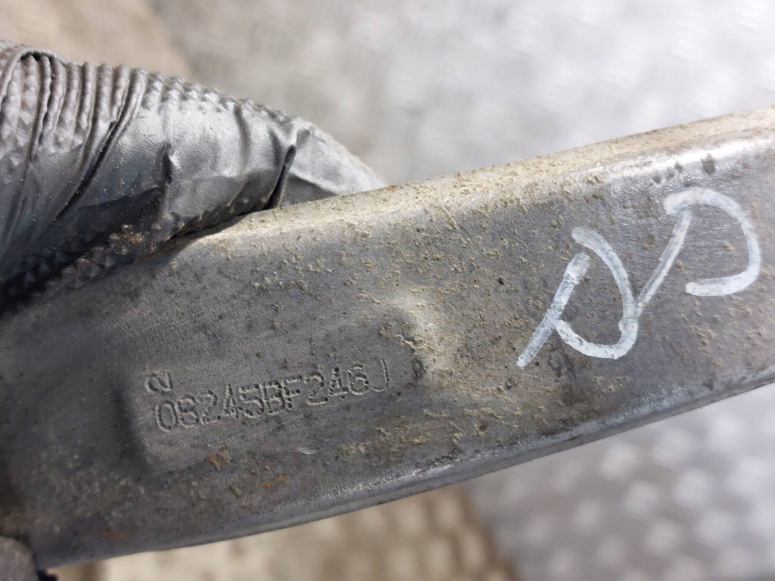 čepu otoč pravý předek AUDI A4 B8 08245BF246J