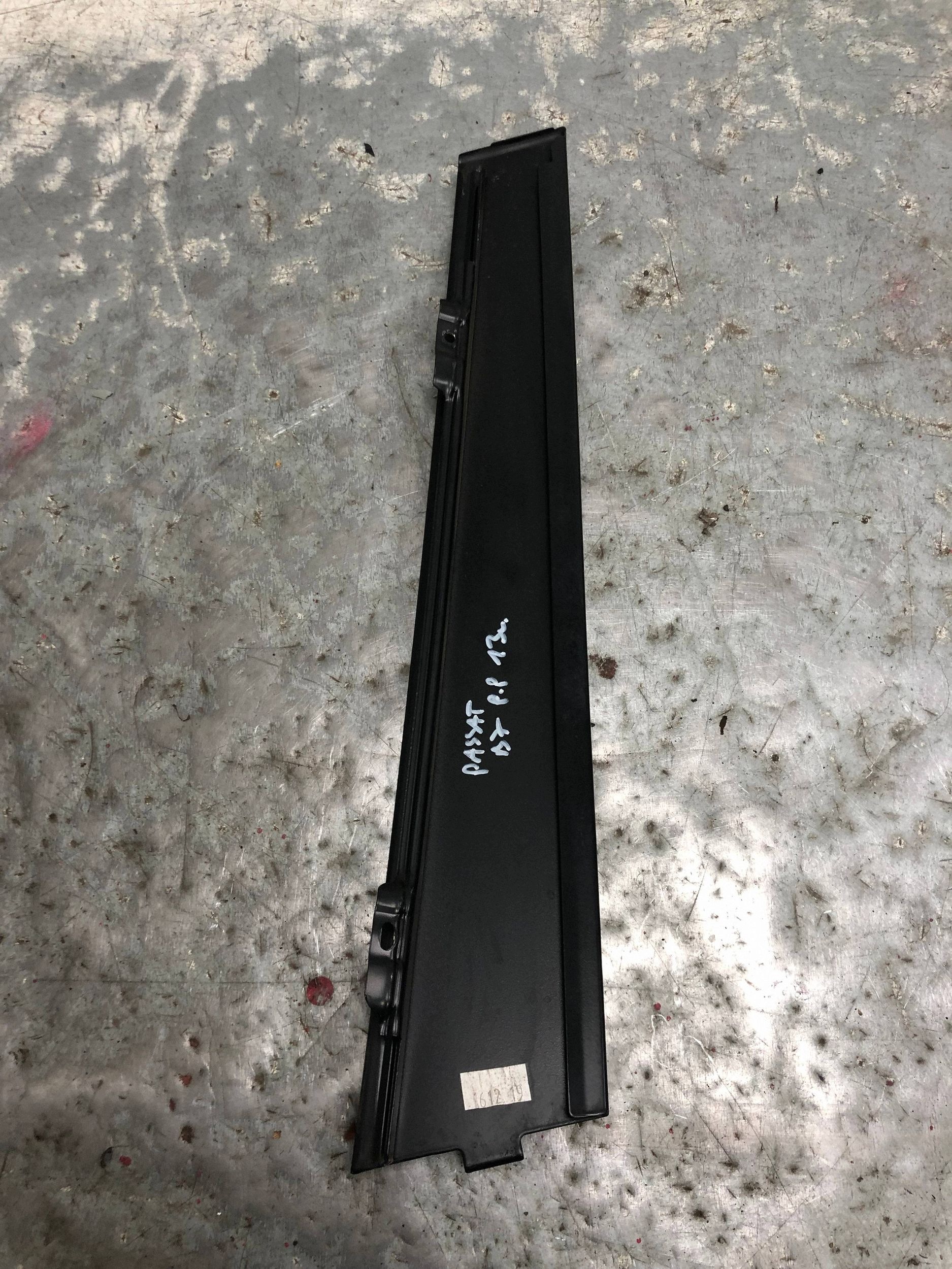 moulding cap door right front VW PASSAT B7 KOMBI 3C4837902