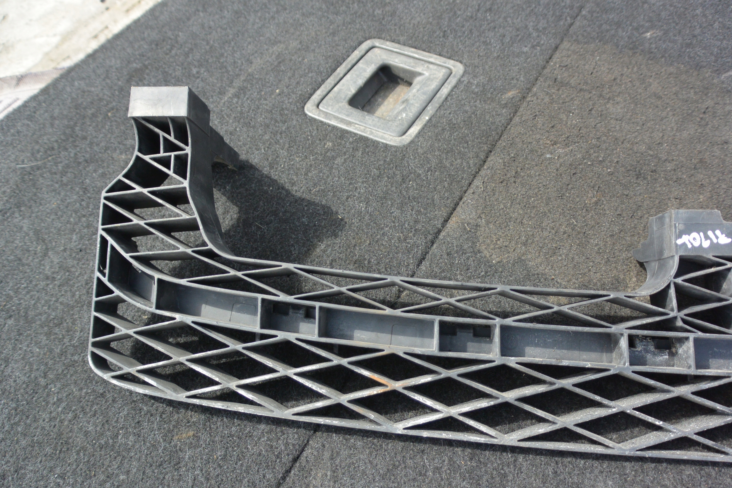 pillar grid of a bumper front VW VOLKSWAGEN PASSAT B7