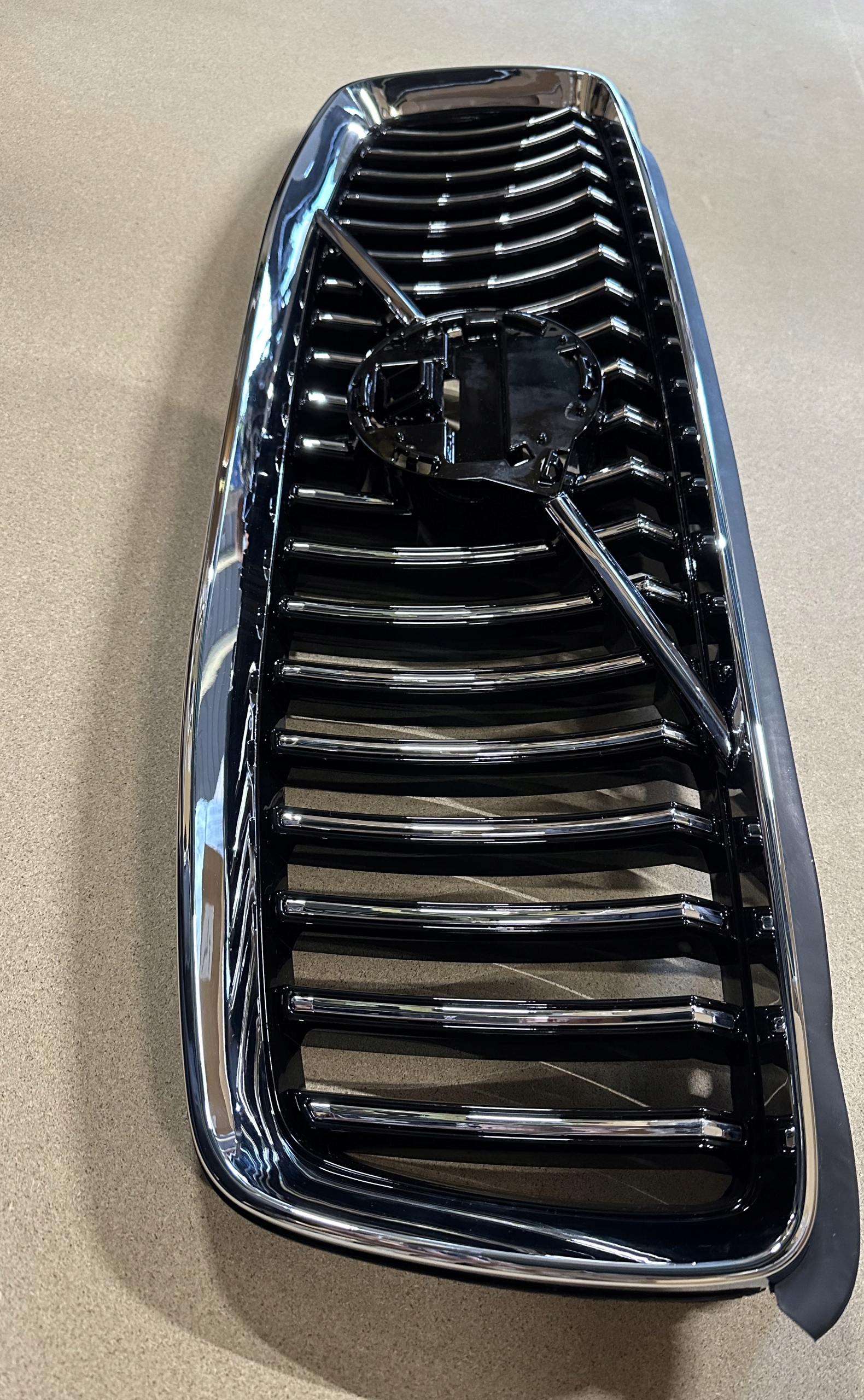 ATRAPA GRILL ZDERZAKA VOLVO XC90 II LIFT CZARNY / POD KAMERĘ 2019-2024 Typ samochodu 4x4/SUV Samochody osobowe