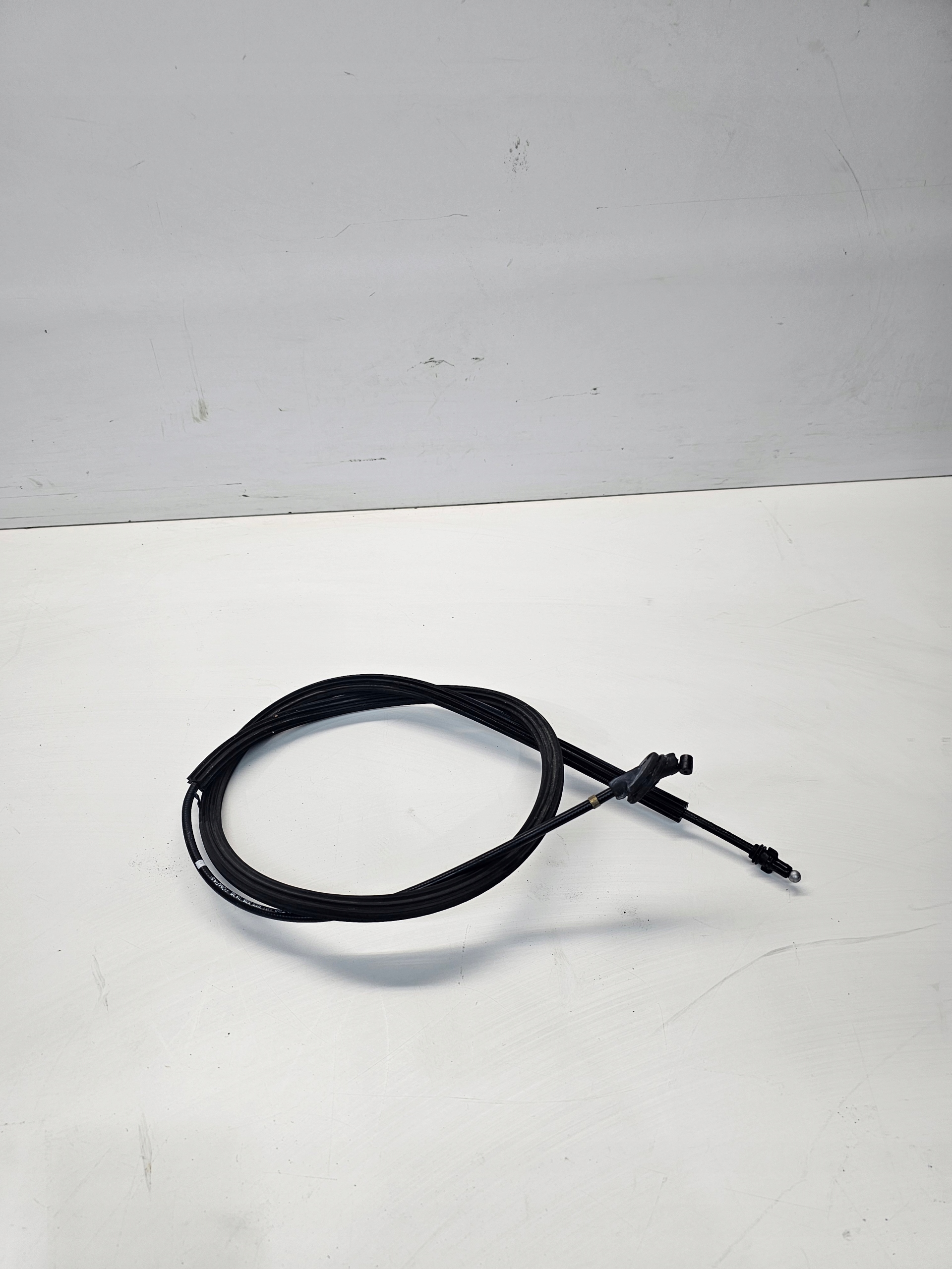 CÂBLE POUR L’OUVERTURE DU CAPOT AUDI Q5 8R 8R1823535