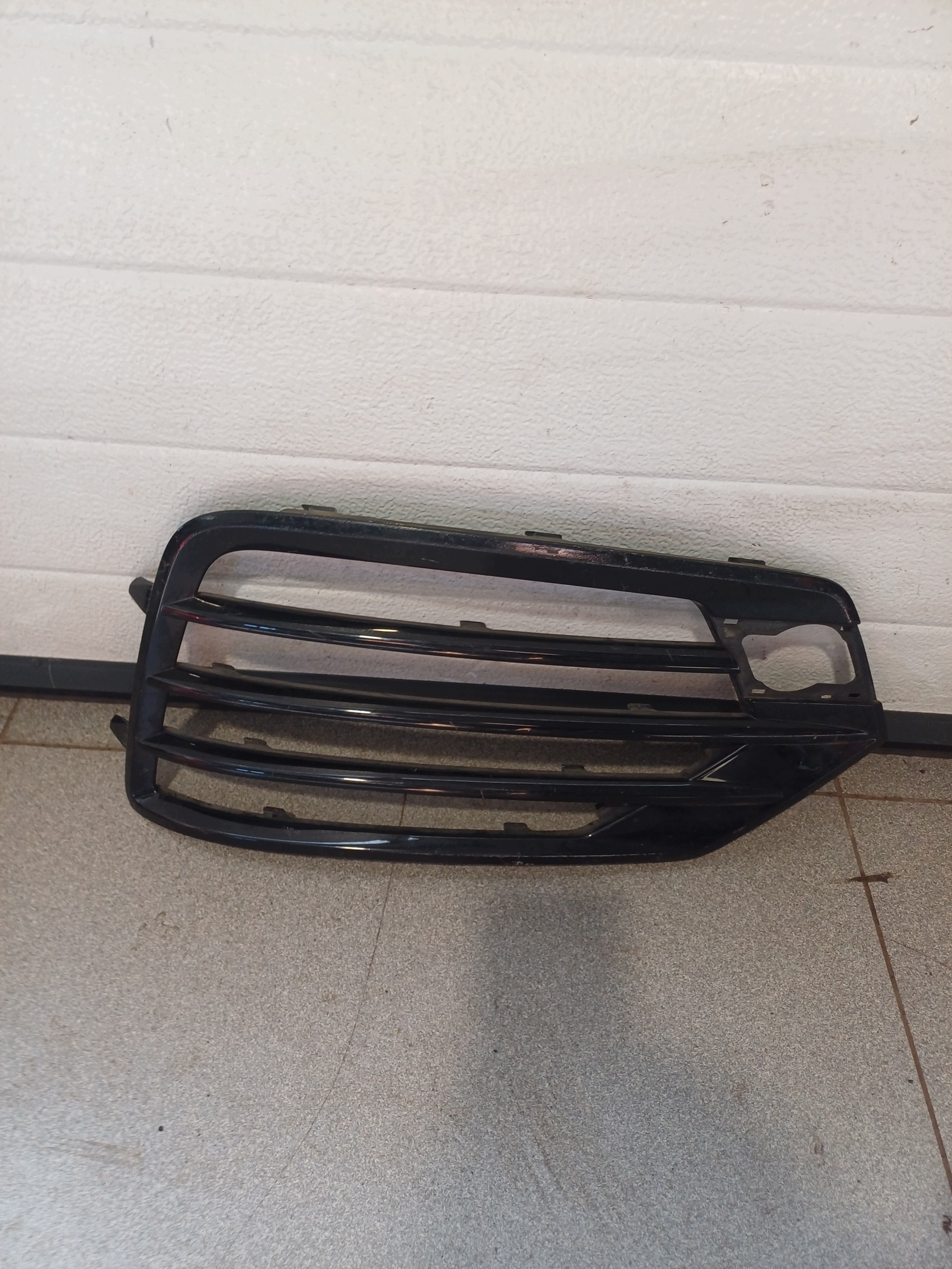 grid of a bumper right front AUDI Q3 S- LINE LIFT 8V0807682K