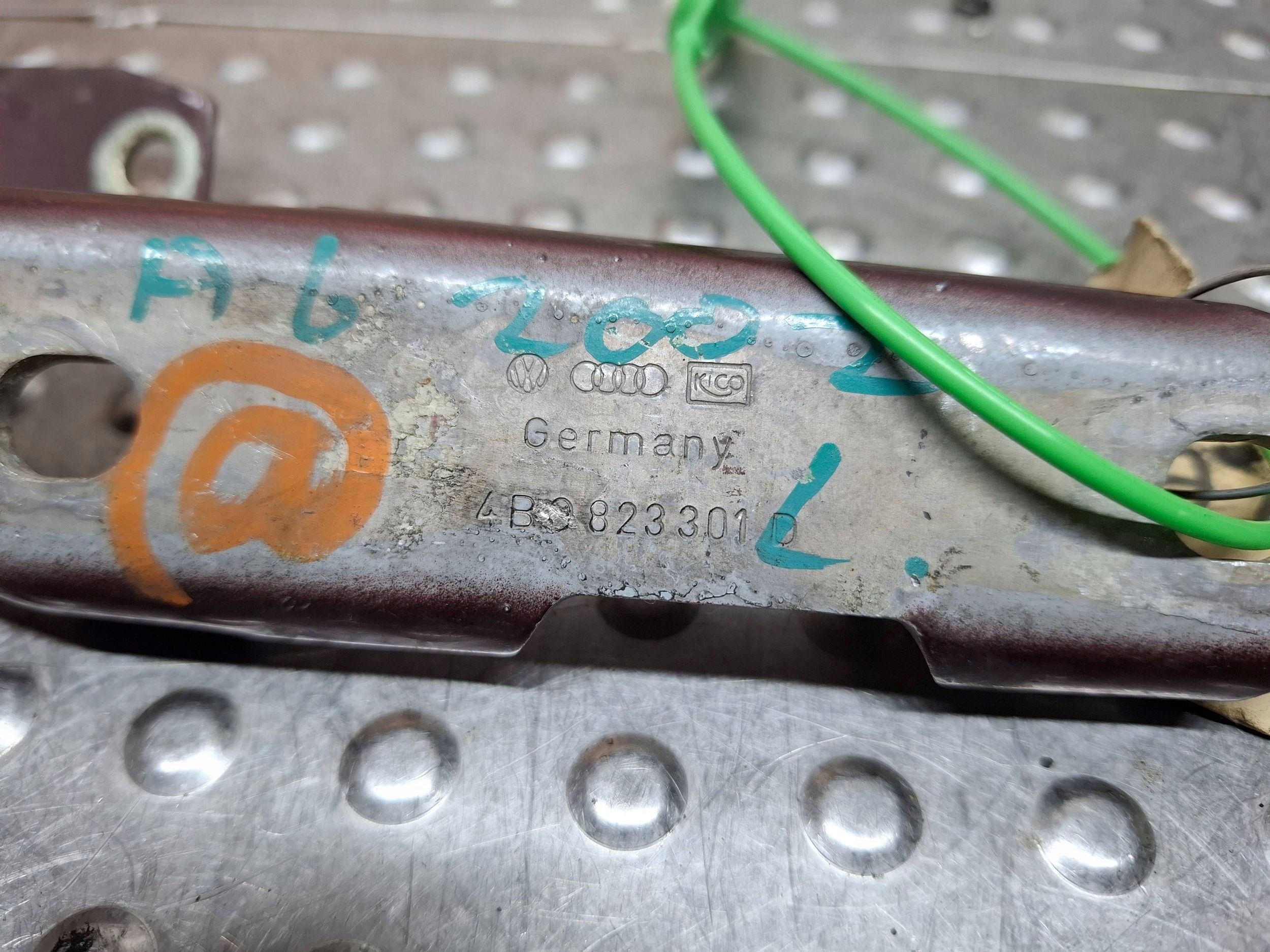 hinge bonnets left 4B0823301D AUDI A6 C5