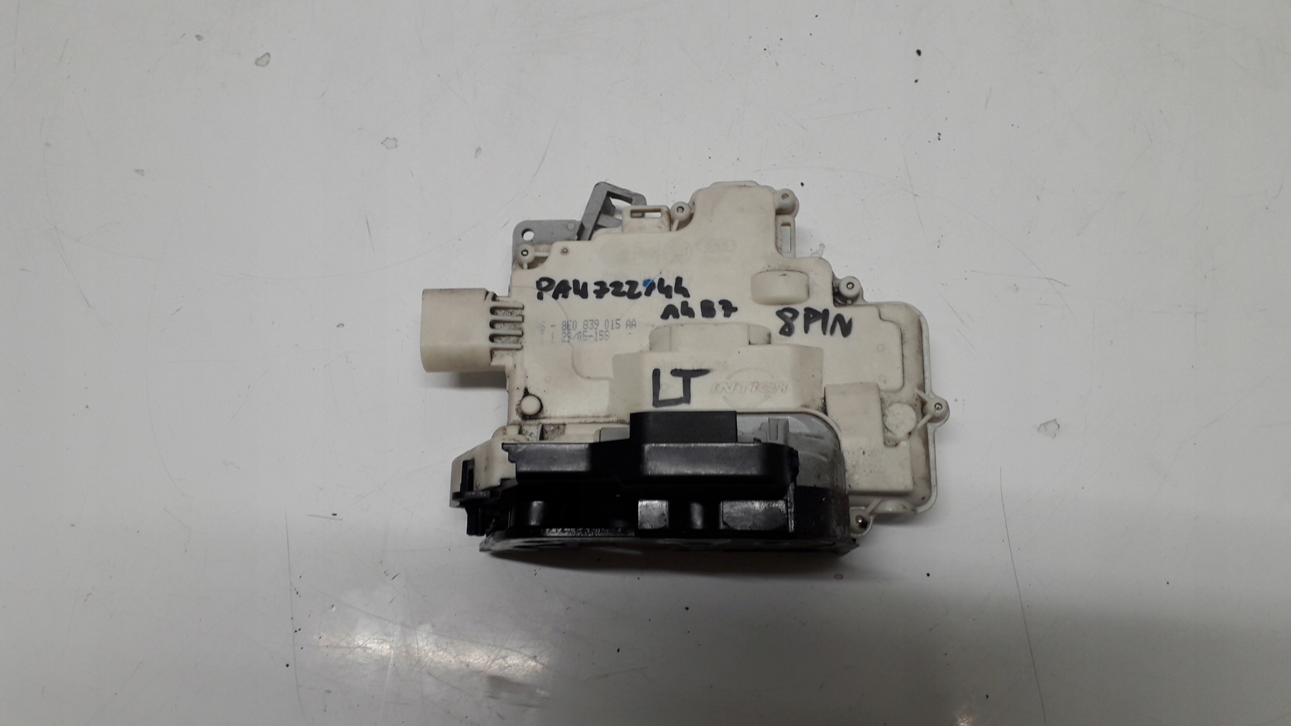 AUDI A4 B7 ZAMEK DRZWI LEWY TYŁ 8E0839015AA