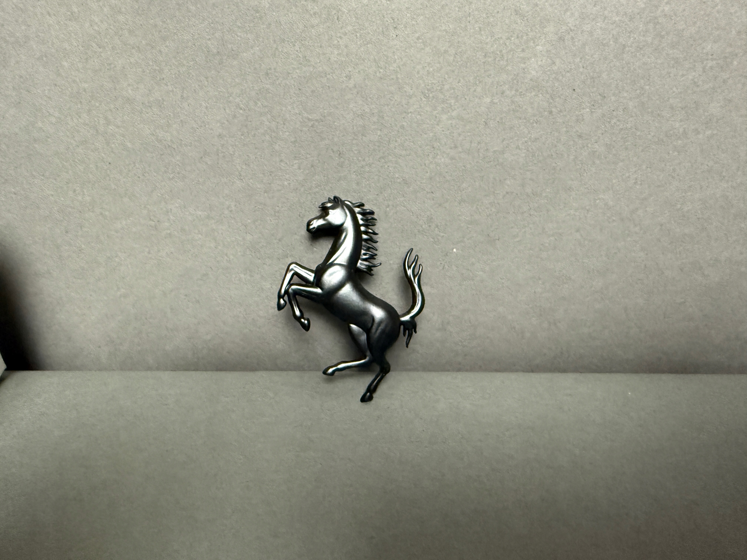 Emblém zadný Cavallino Rampante Ferrari Purosangue čierny 884275