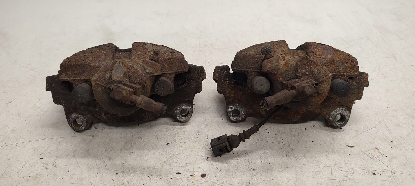 caliper front front right left VW Touran and LIFT 1,4 TSI