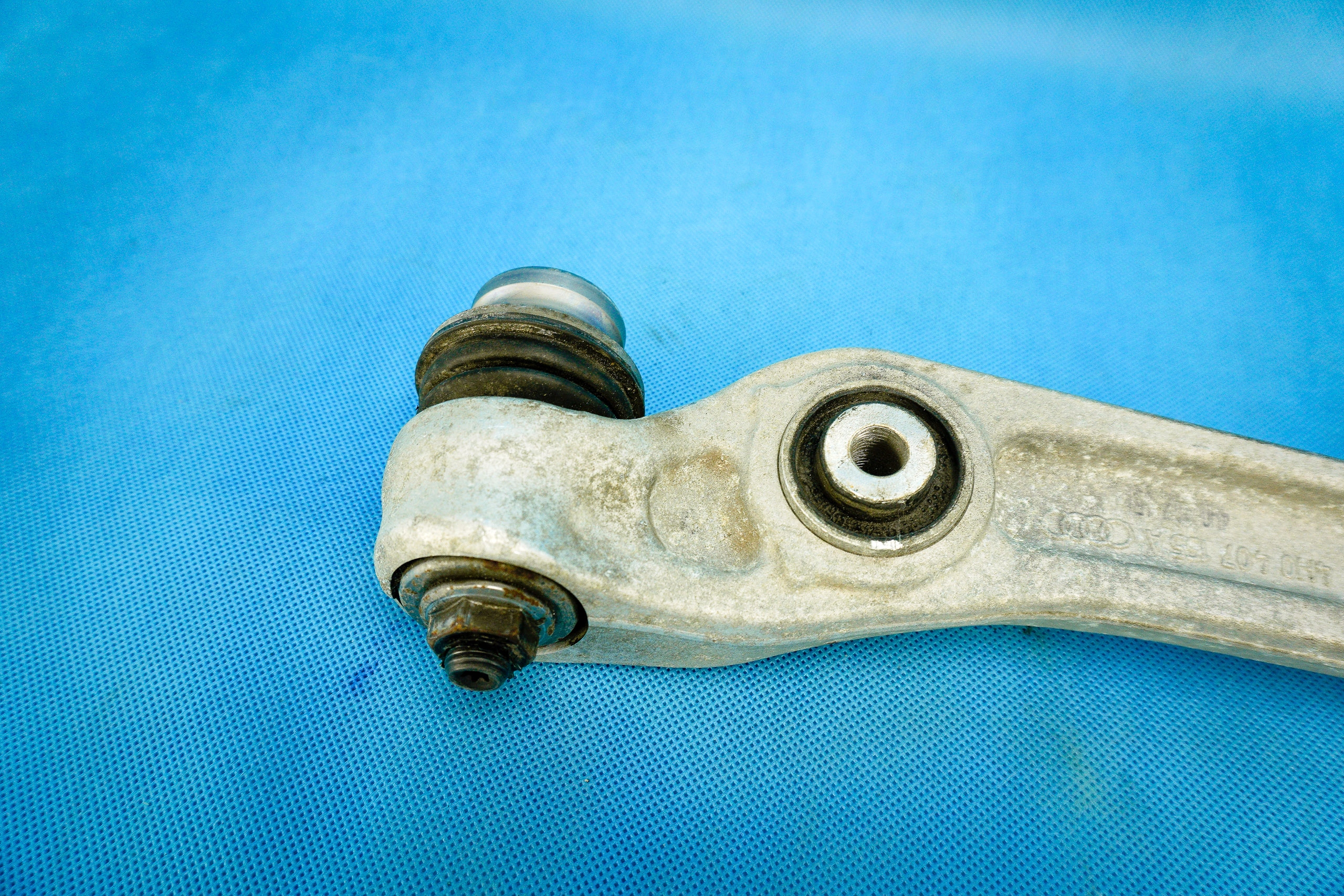 Querlenker nosny przodlewy Audi A8 S8 4H 4H0407151B 4H0407689A