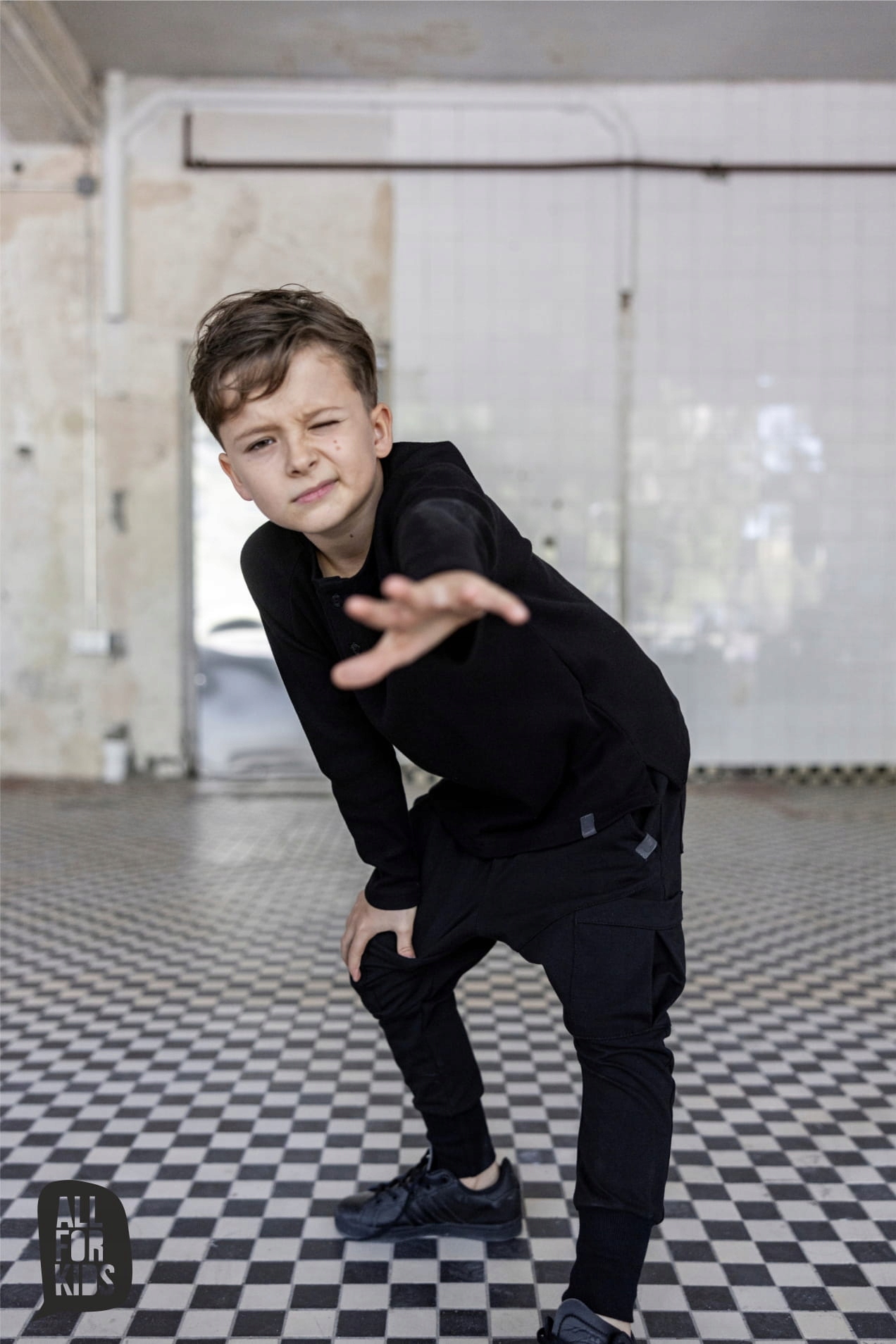 Spodnie z kieszeniami czarne All For Kids 104 110 Fason bojówki