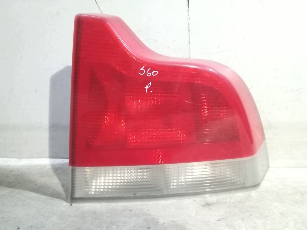 Volvo S60 and light right rear part rear