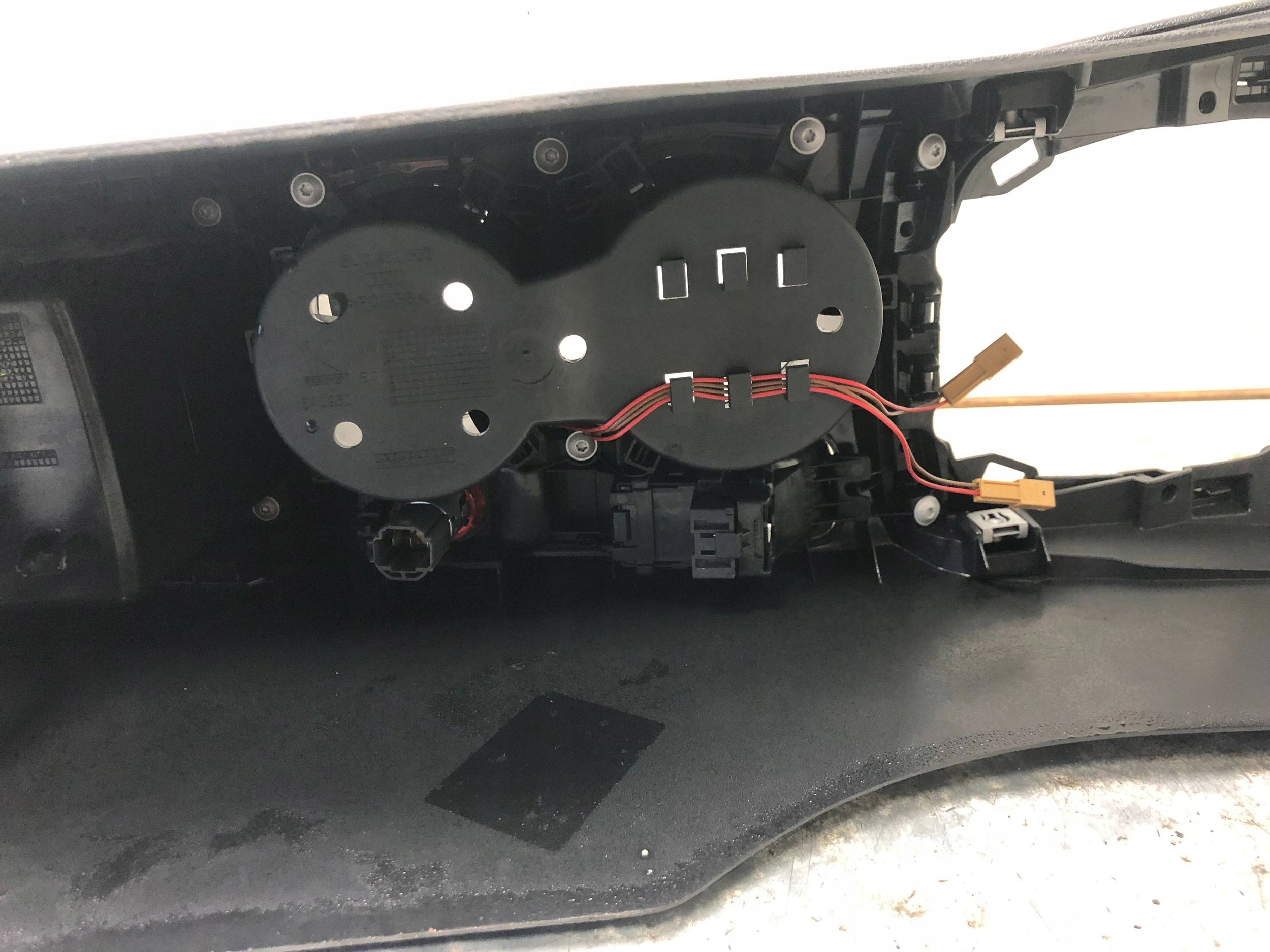 AUDI Q3 8U TUNEL central UCHWUT for KUBEK armrest MATERIAL EUROPA