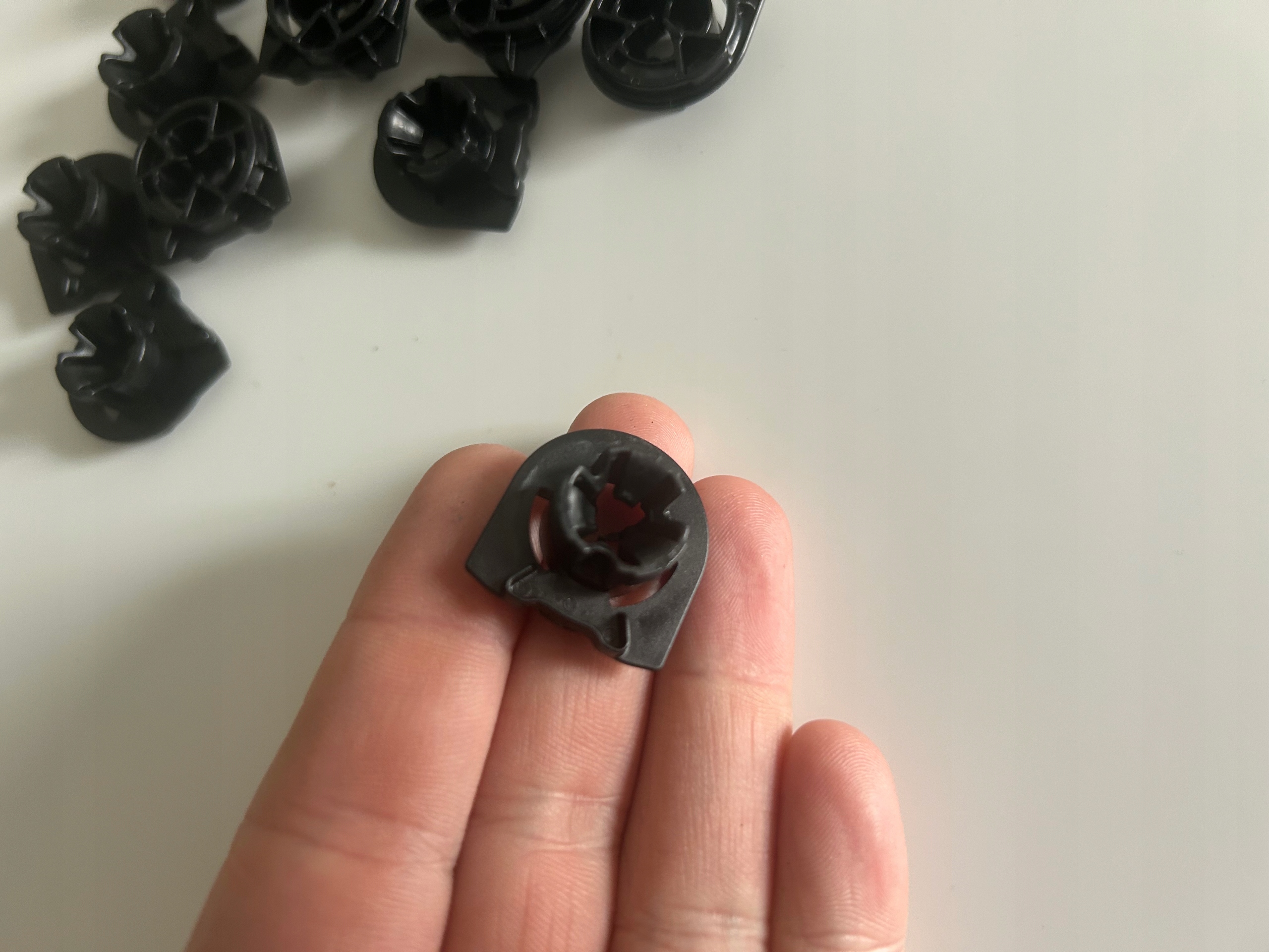 крепление 8V0868243B Audi OE