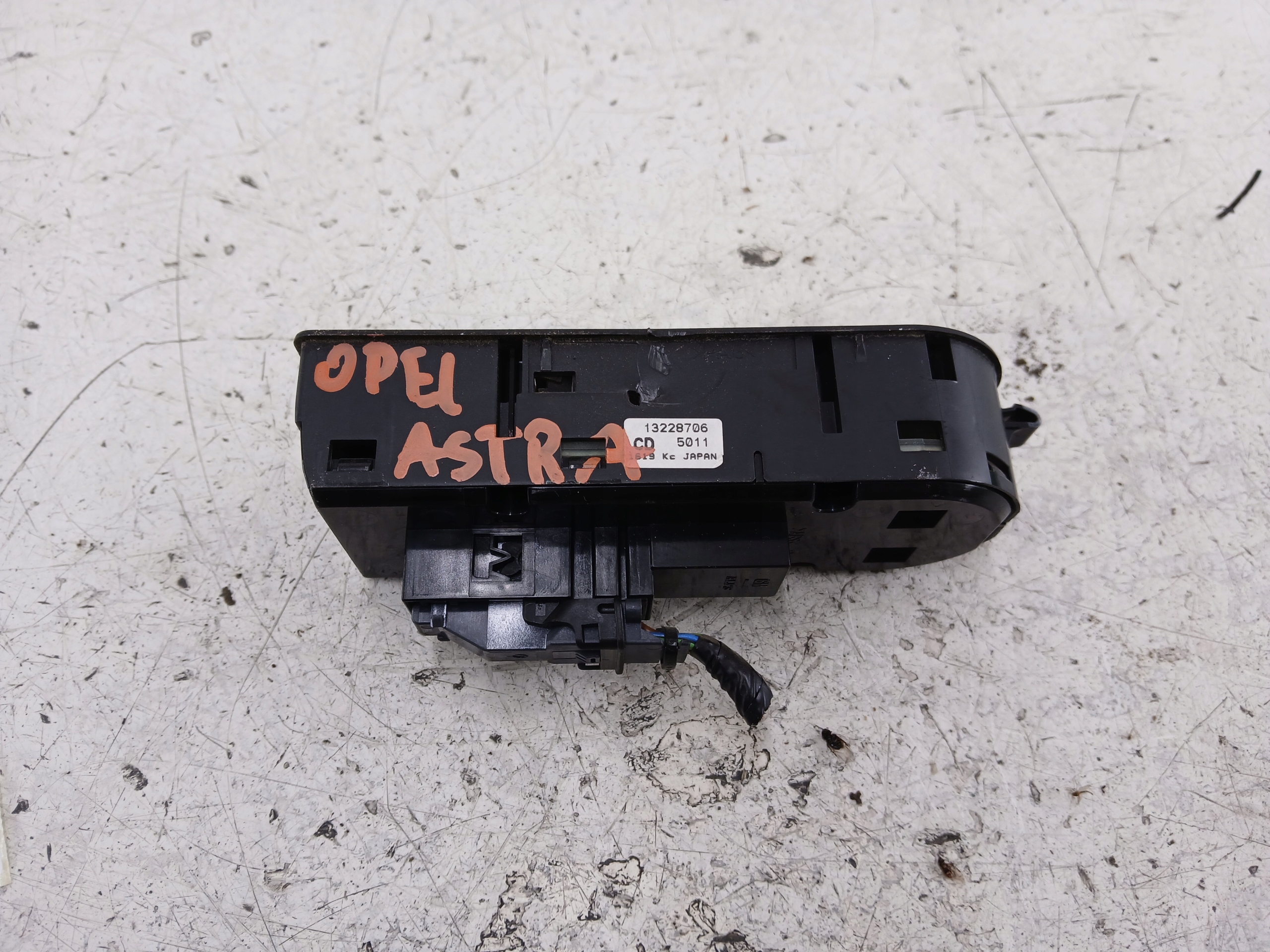 OPEL ASTRA III H ZAFIRA B PANEL okna levý předek 13228706