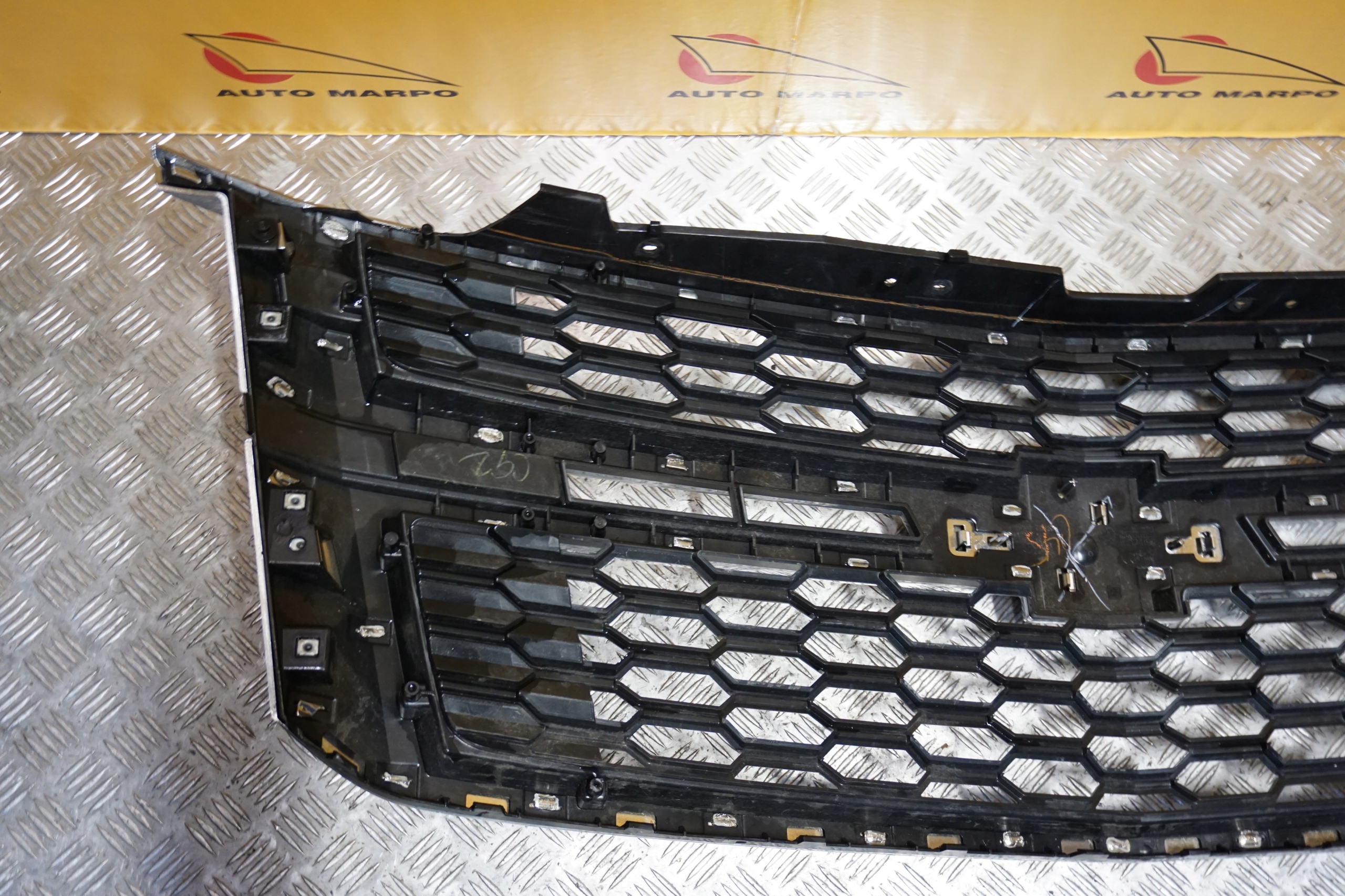 CHEVROLET SUBURBAN TAHOE 2015 - 2020 Atrapa Przód Grill Chrom 23440914 Wersja Amerykańska