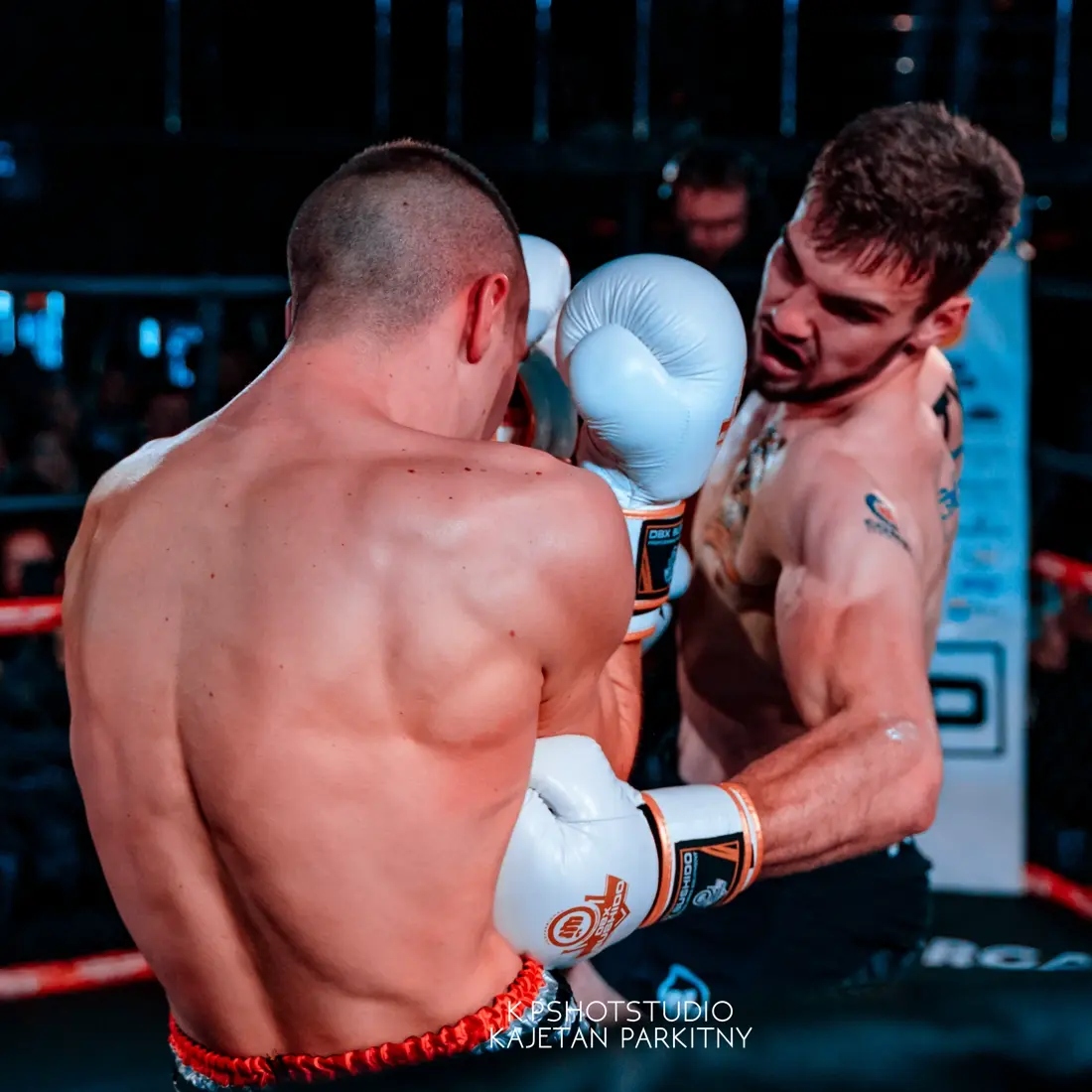 RĘKAWICE BOKSERSKIE TRENINGOWE SPARINGOWE ZE SKÓRY SKÓRZANE BIAŁE DBX 10 oz Marka DBX BUSHIDO