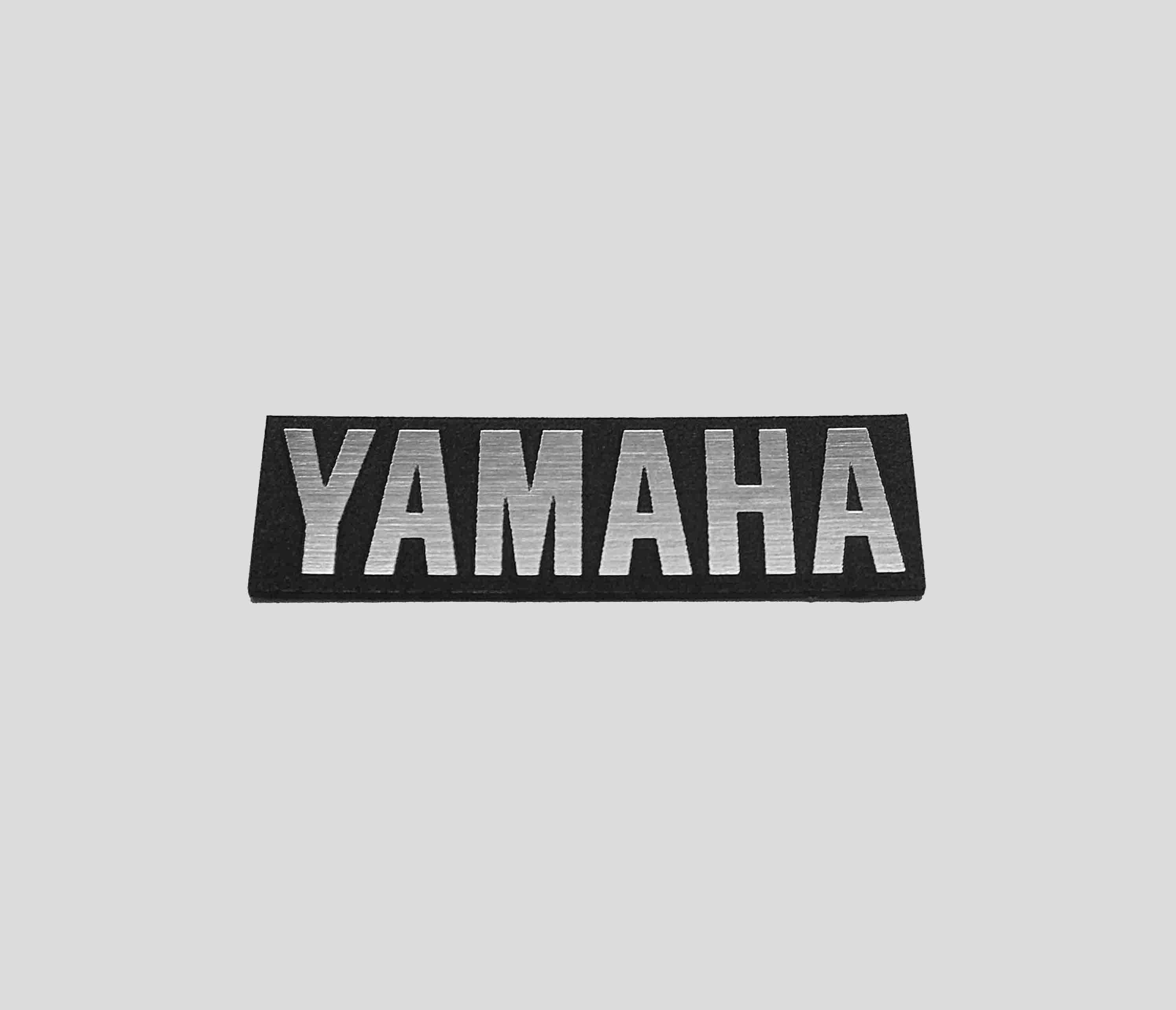 

Yamaha naklejka emblemat 120 x 30 mm * Srebrna