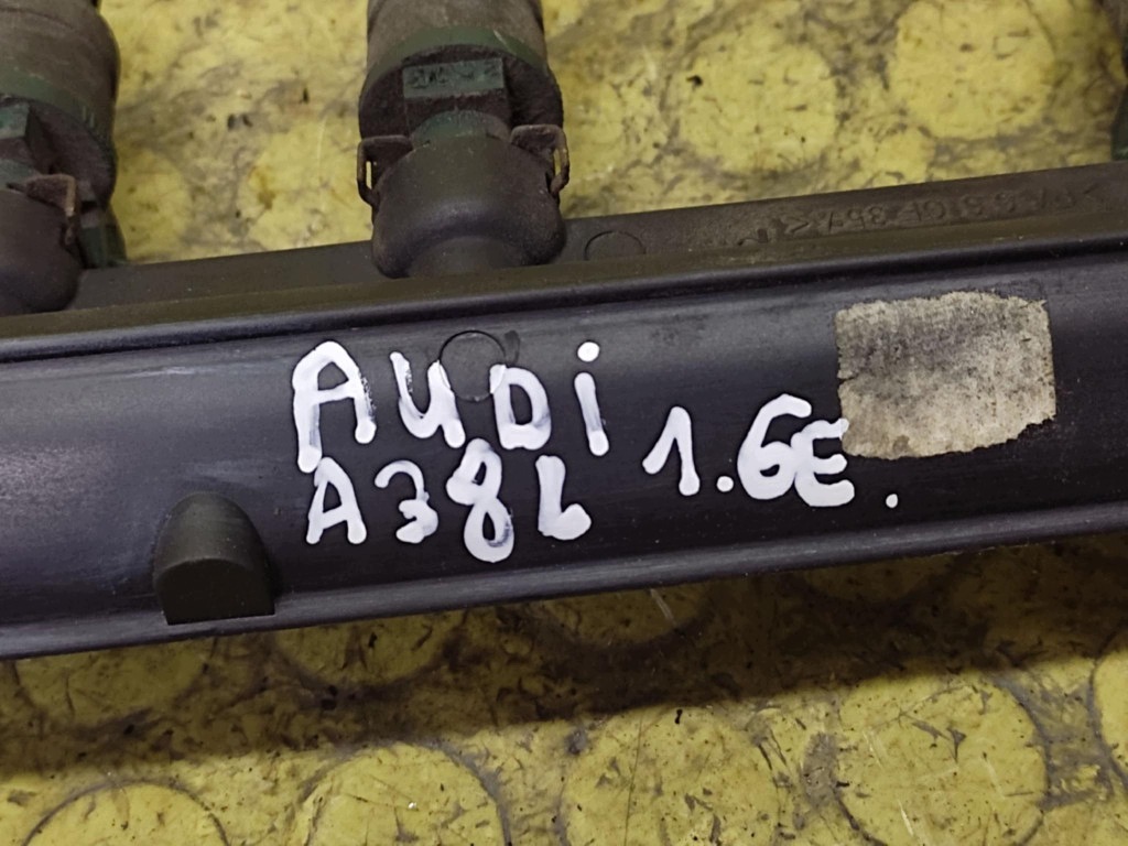 AUDI A3 8L 1.6 injection ramp 06A133317A