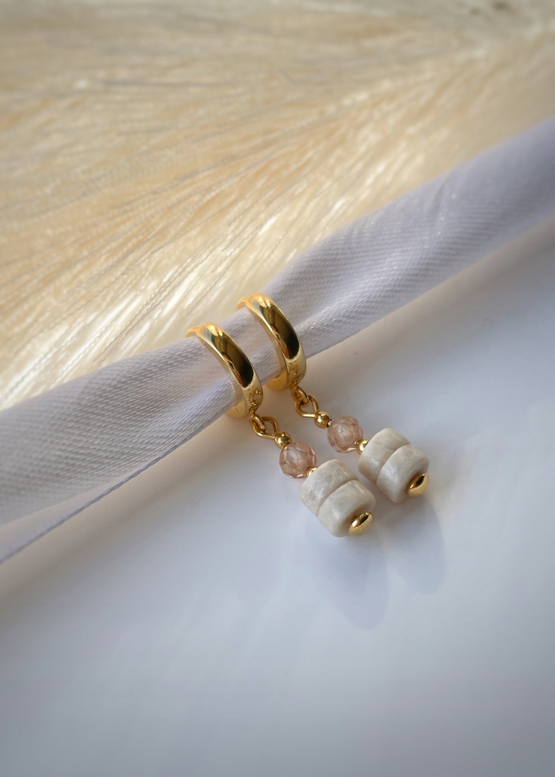 Náušnice jsou pozlacené jaspisem a zirkonem