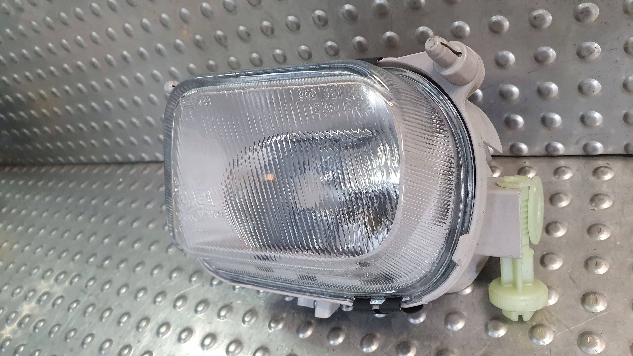 Nebelscheinwerfer links MERCEDES E-KLASA W210 95- 0305050001